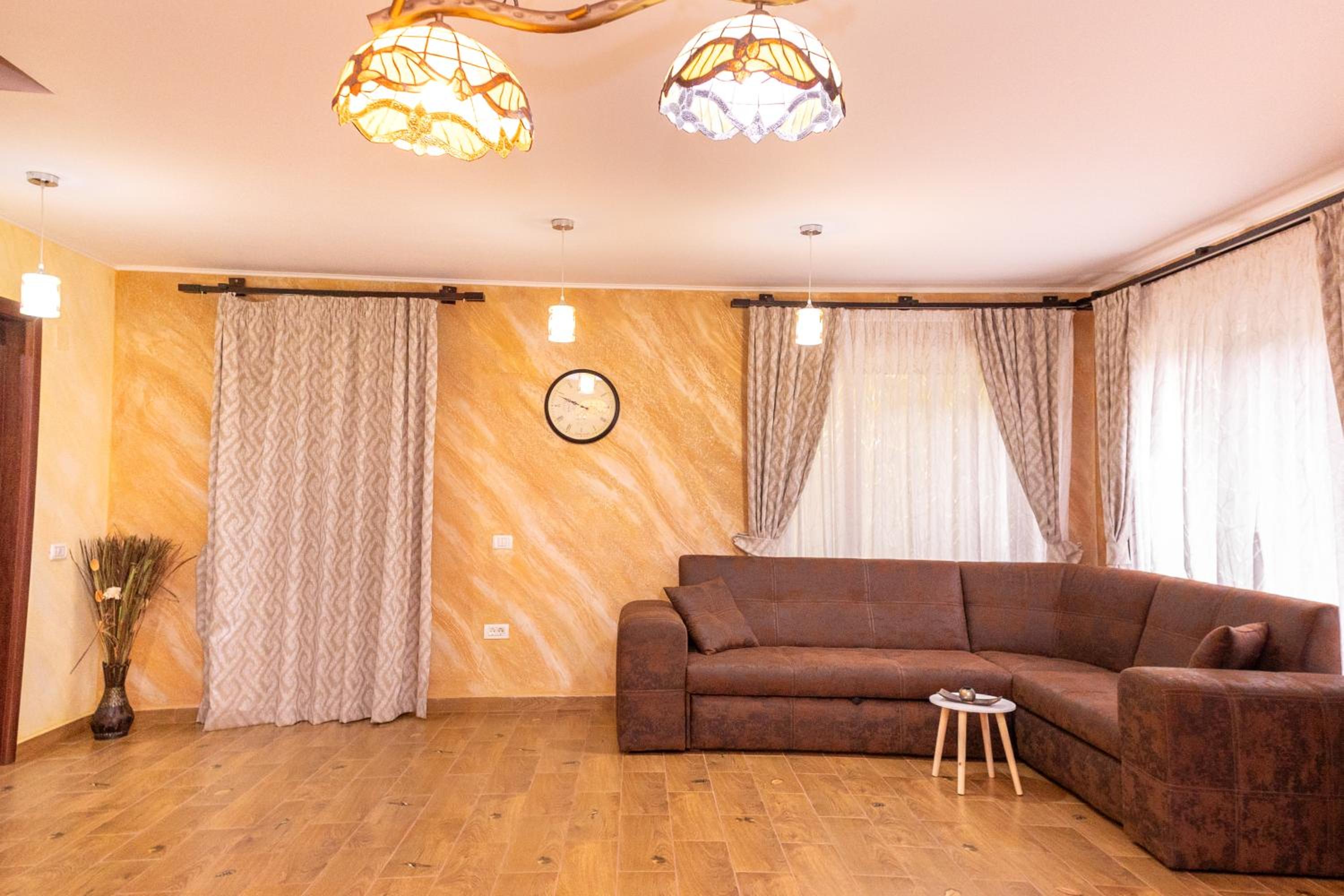 Cabana Walter Curtea de Arges with BBQ and Garden