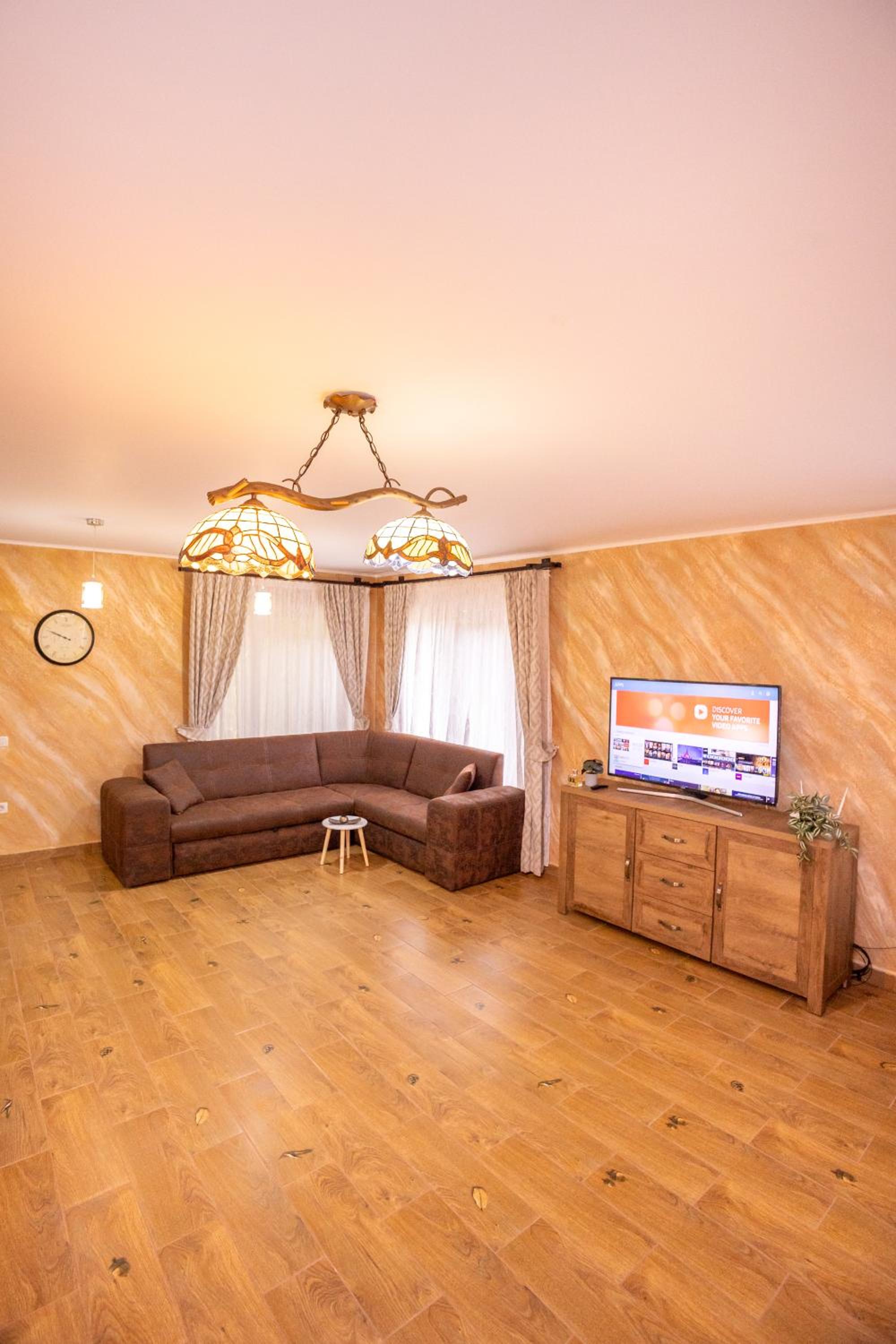 Cabana Walter Curtea de Arges with BBQ and Garden