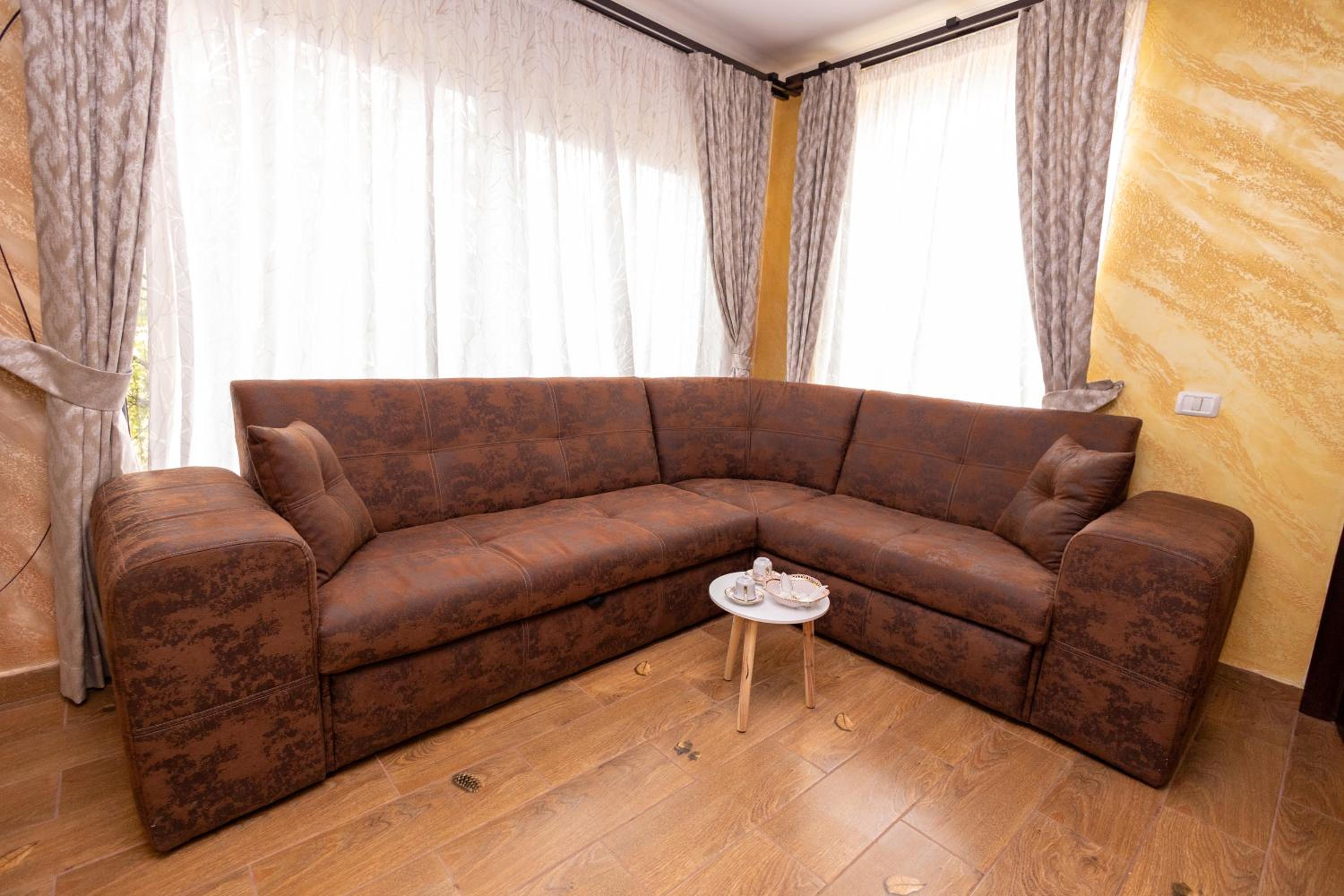 Cabana Walter Curtea de Arges with BBQ and Garden