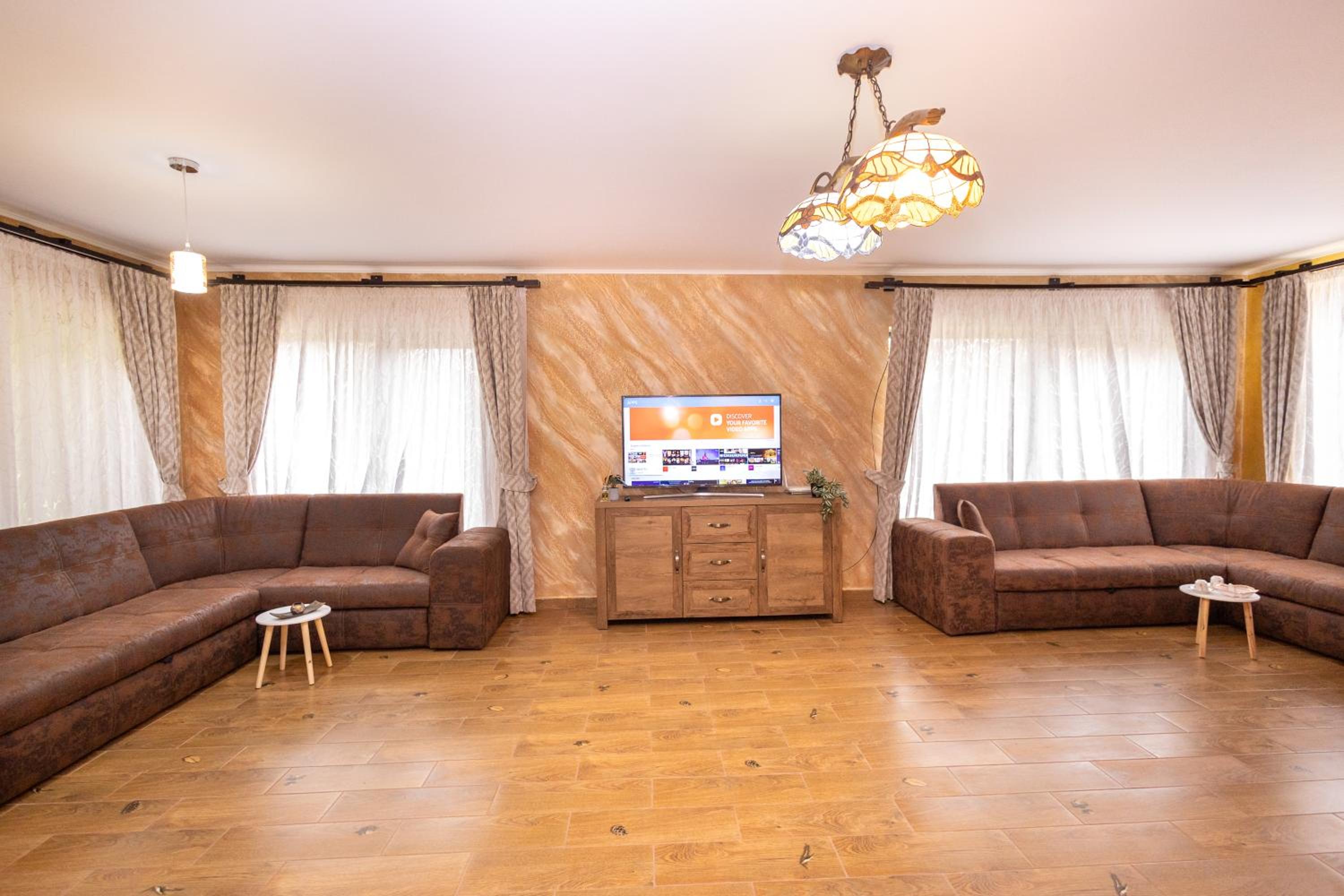 Cabana Walter Curtea de Arges with BBQ and Garden