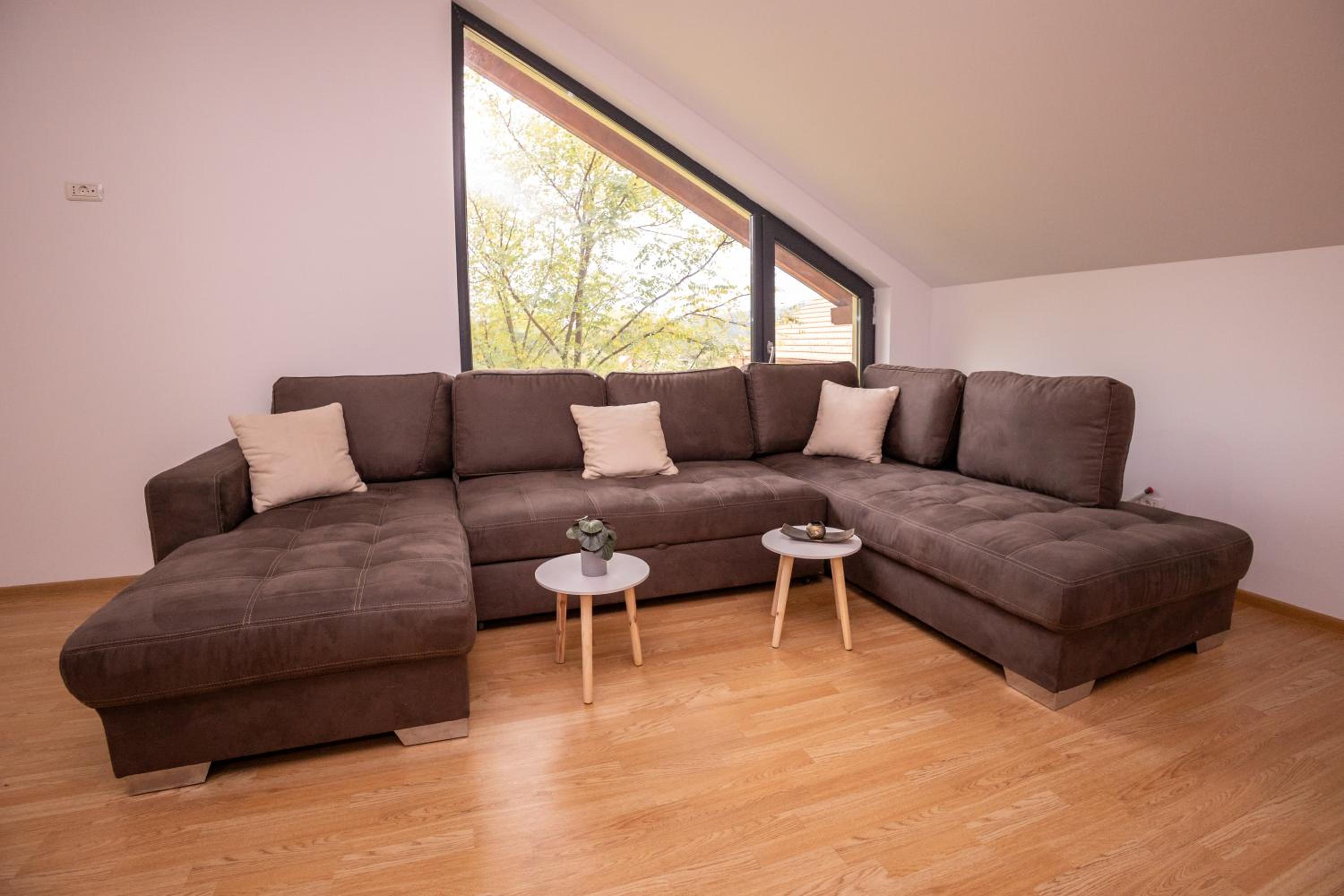 Cabana Walter Curtea de Arges with BBQ and Garden