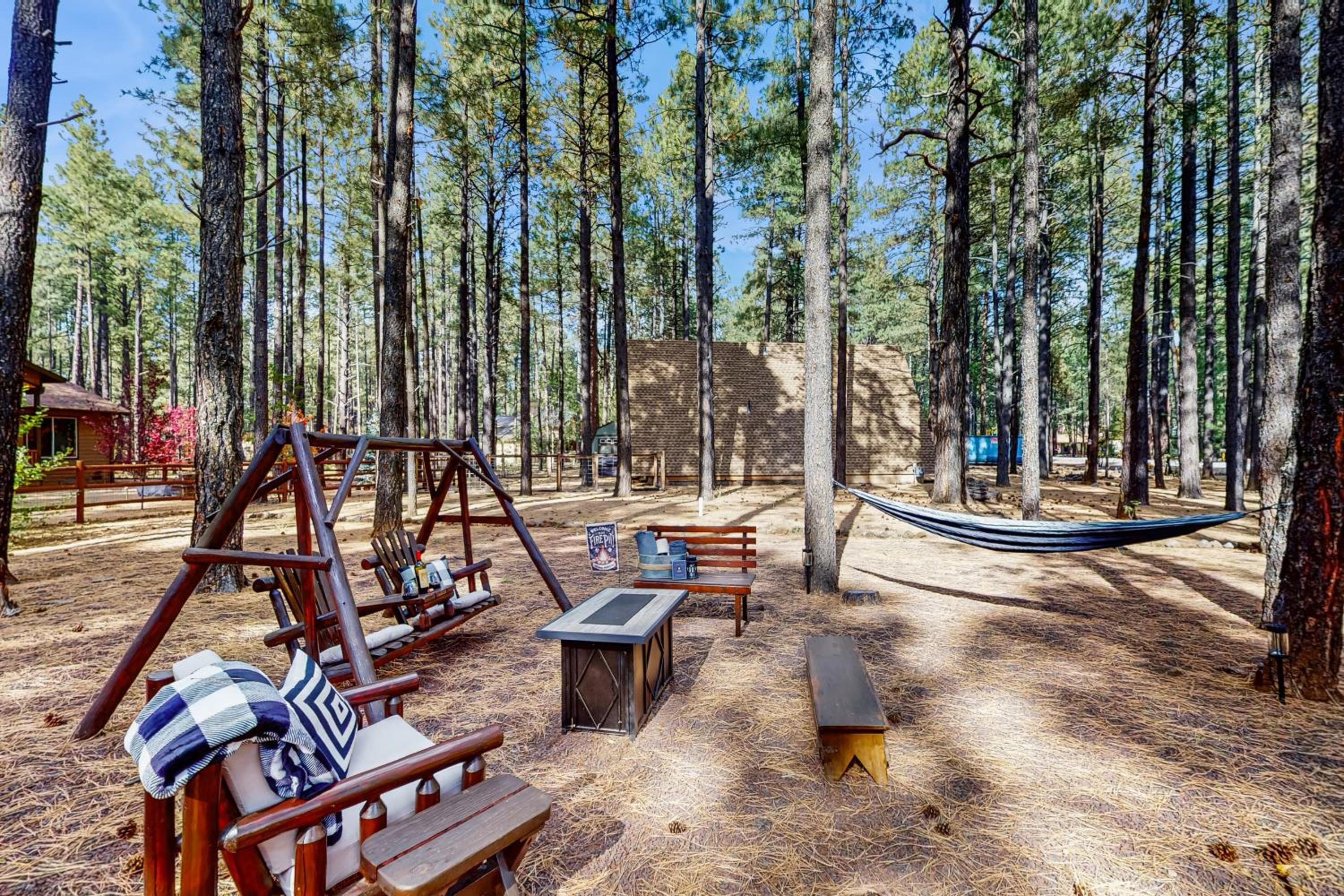 Fire Pit! A-Frame Escape, 33 Mi to Sunrise Park