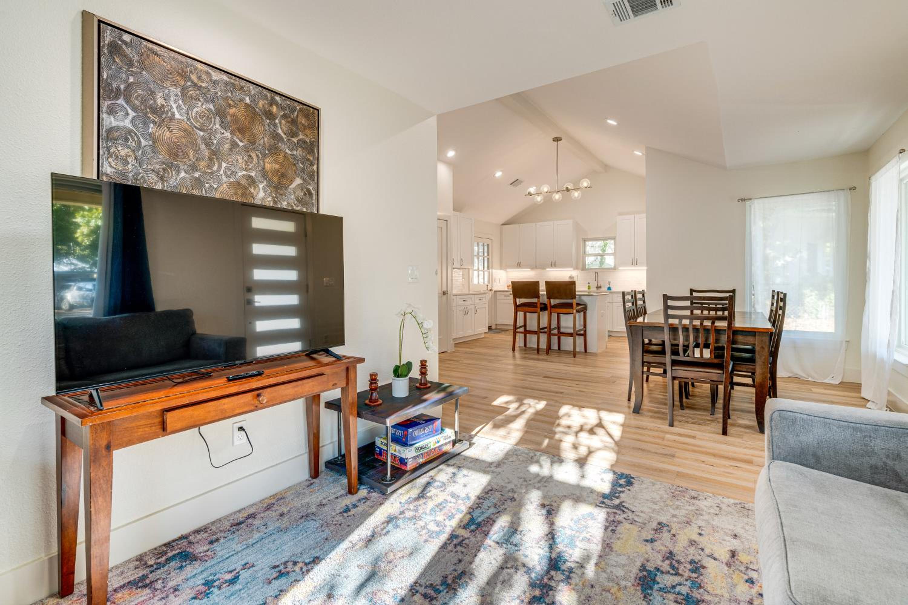4 Mi to UT Austin Bright and Modern Family Home