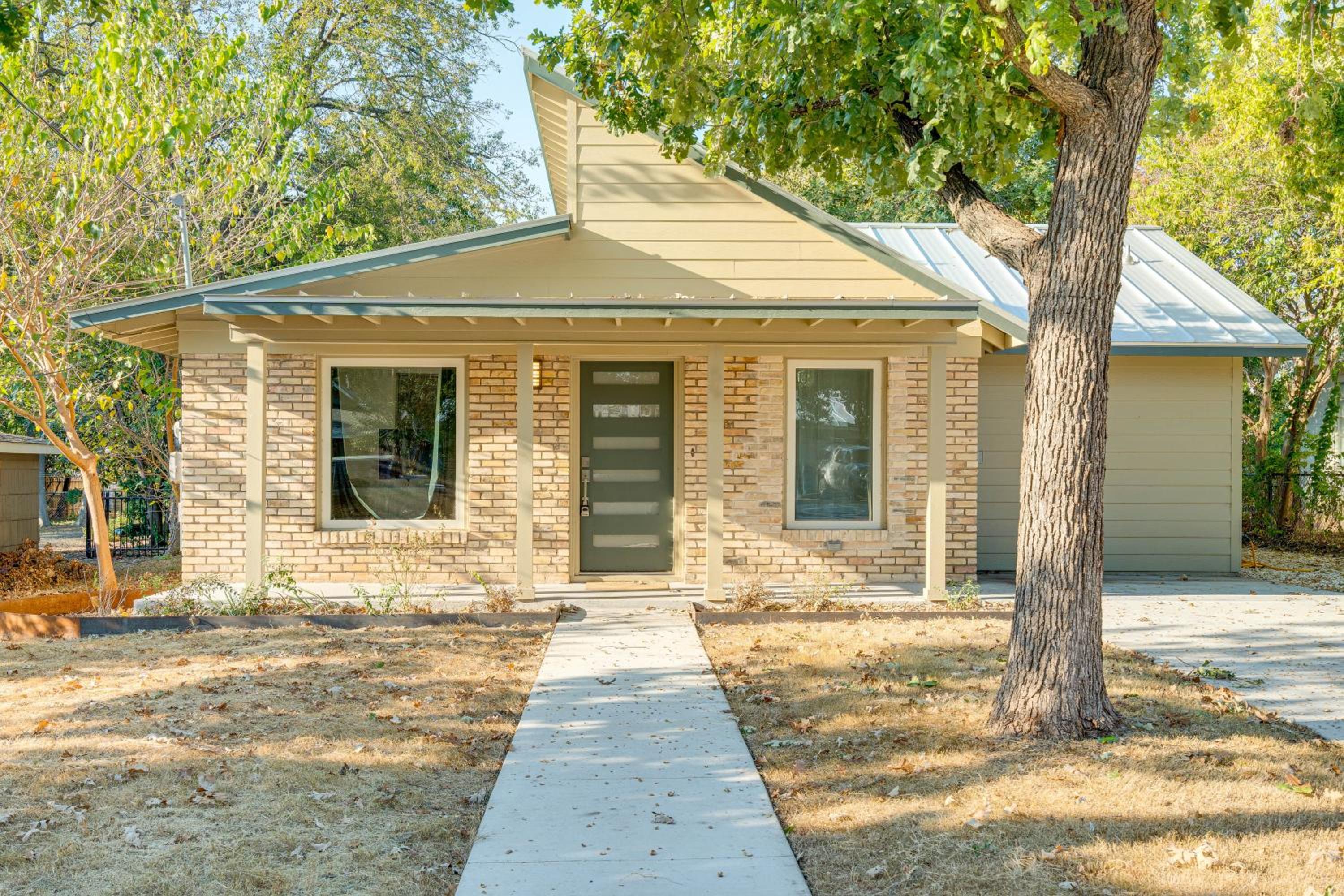 4 Mi to UT Austin Bright and Modern Family Home