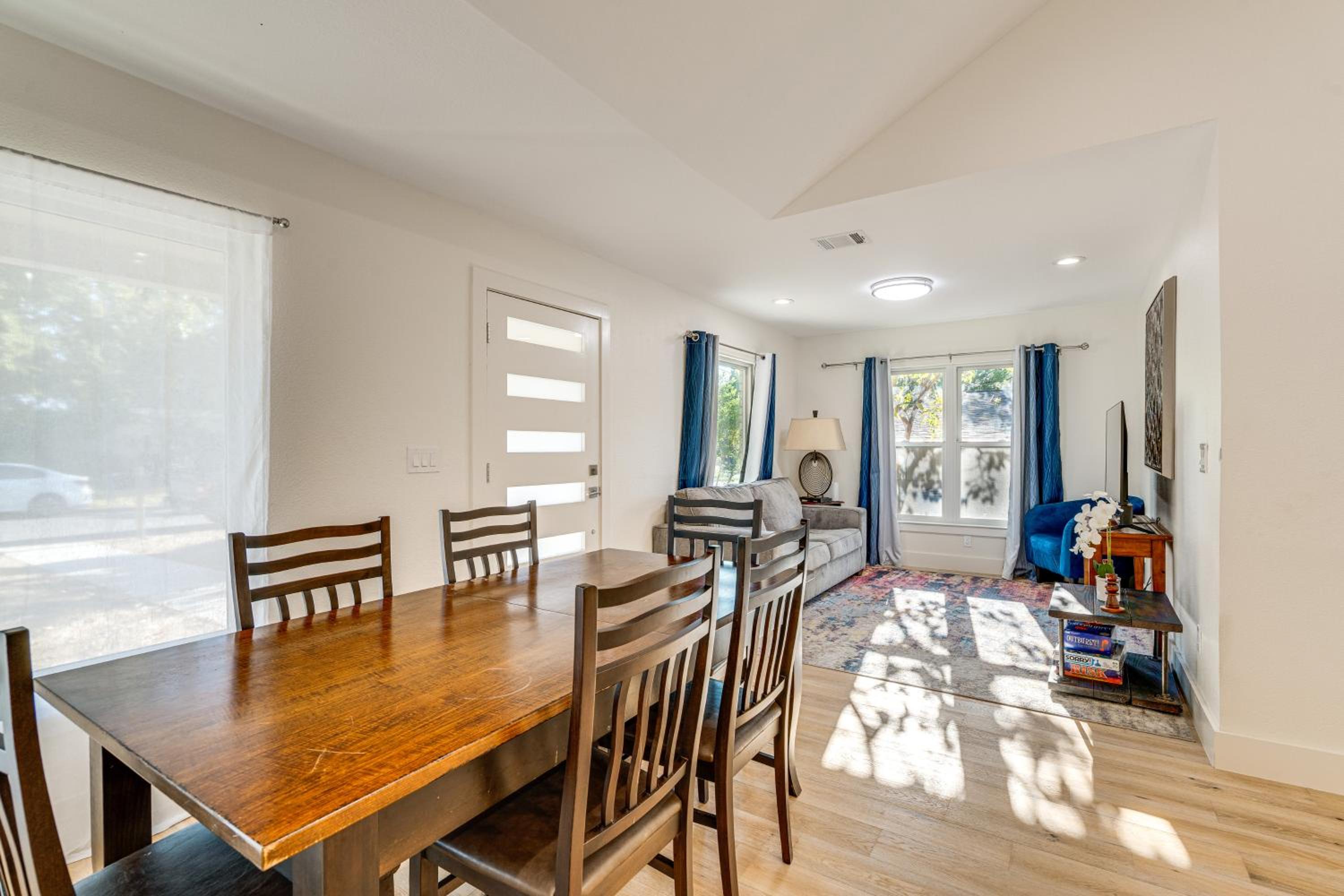 4 Mi to UT Austin Bright and Modern Family Home