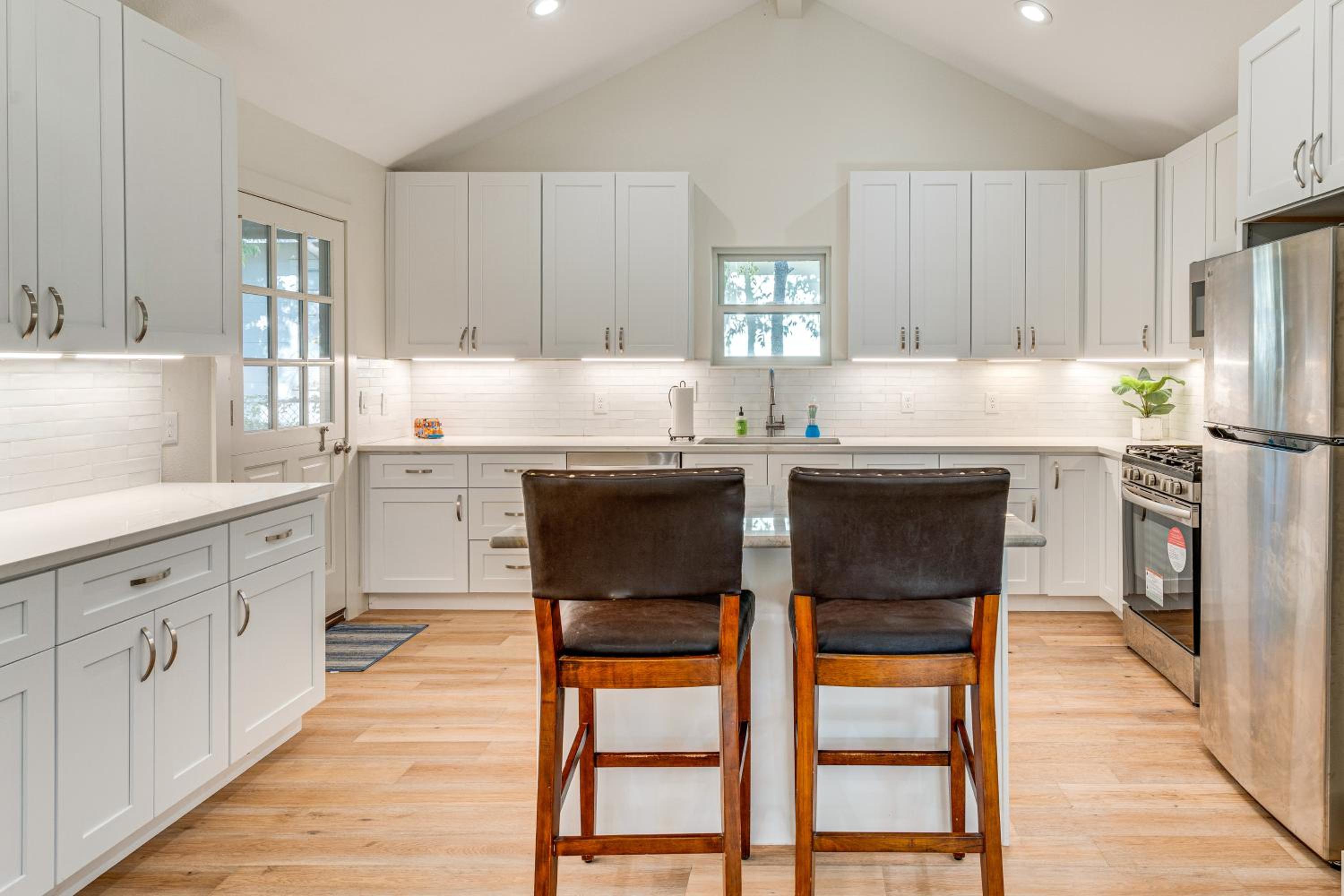 4 Mi to UT Austin Bright and Modern Family Home