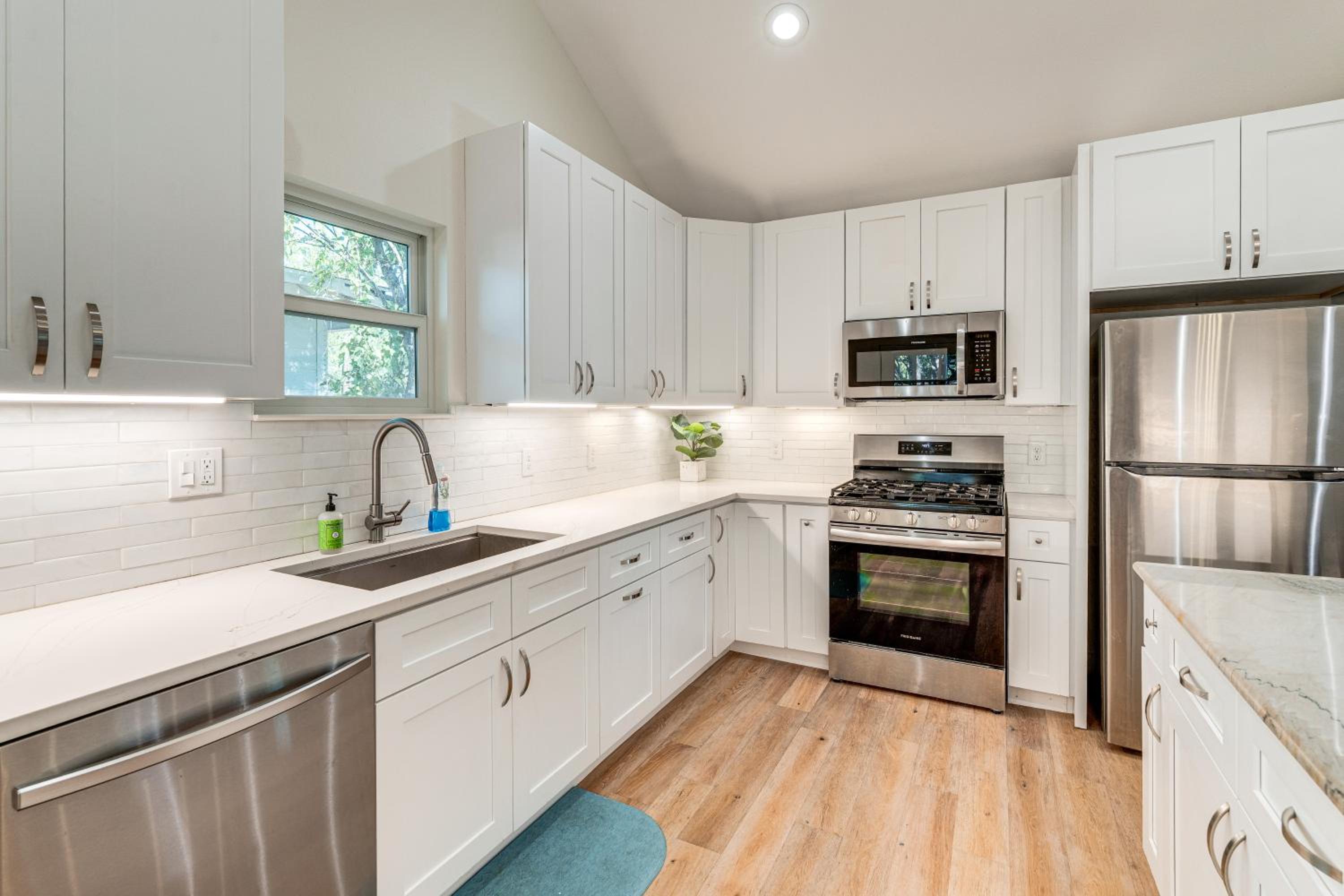 4 Mi to UT Austin Bright and Modern Family Home