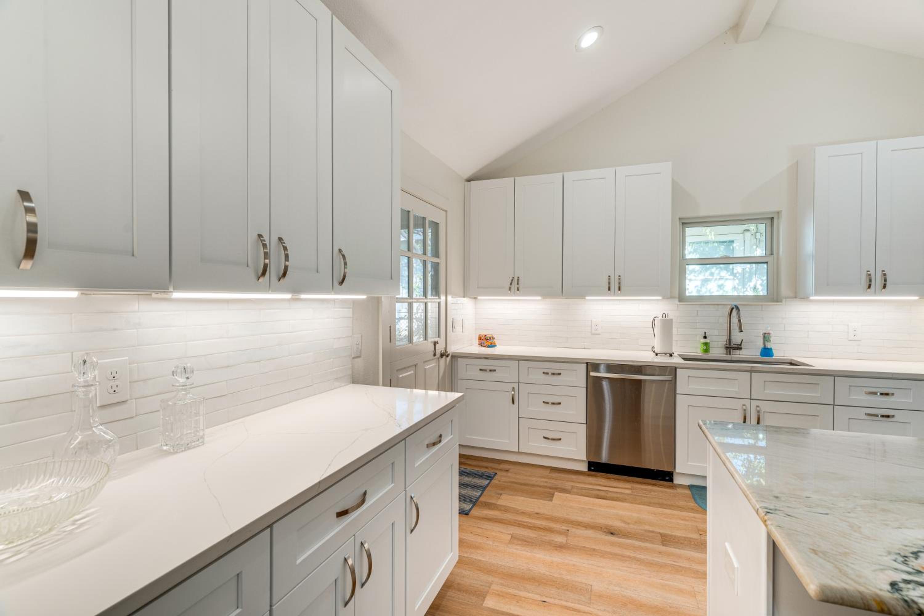 4 Mi to UT Austin Bright and Modern Family Home