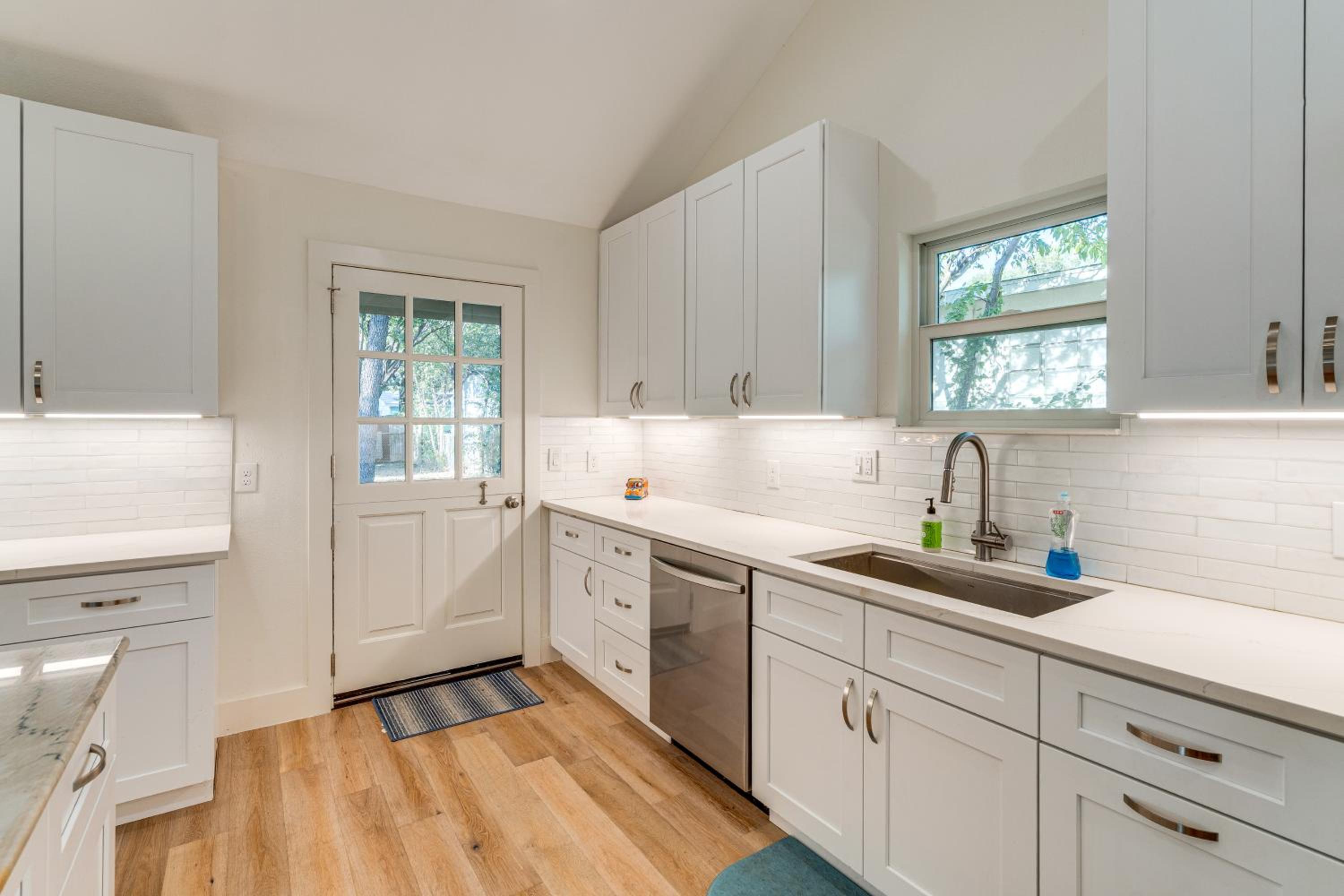 4 Mi to UT Austin Bright and Modern Family Home