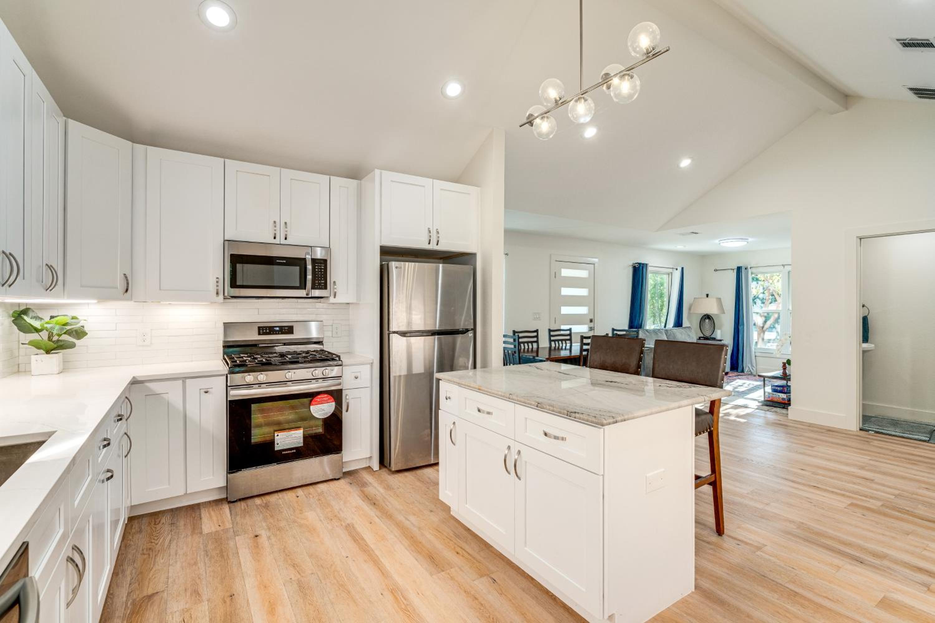 4 Mi to UT Austin Bright and Modern Family Home