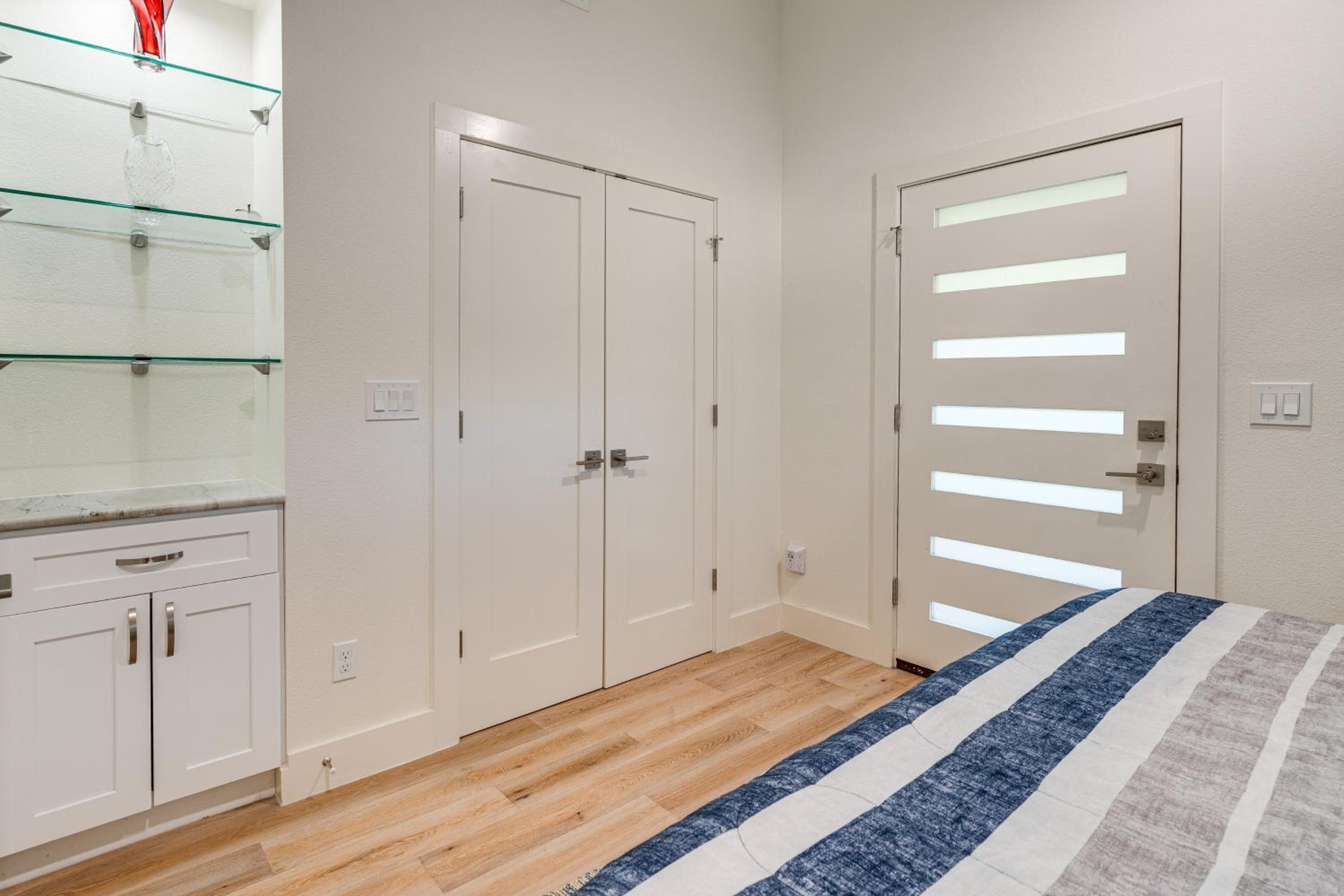 4 Mi to UT Austin Bright and Modern Family Home