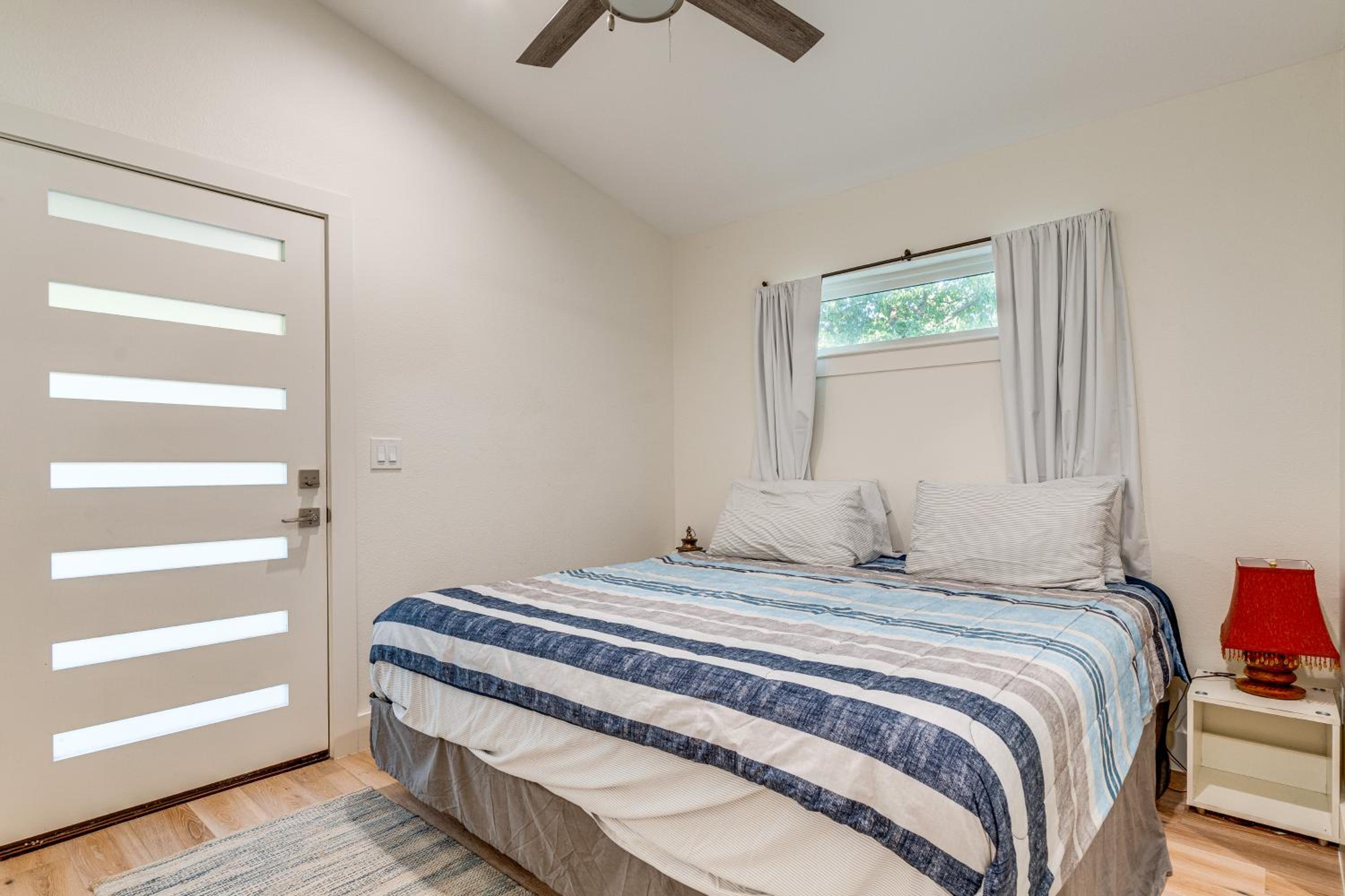 4 Mi to UT Austin Bright and Modern Family Home