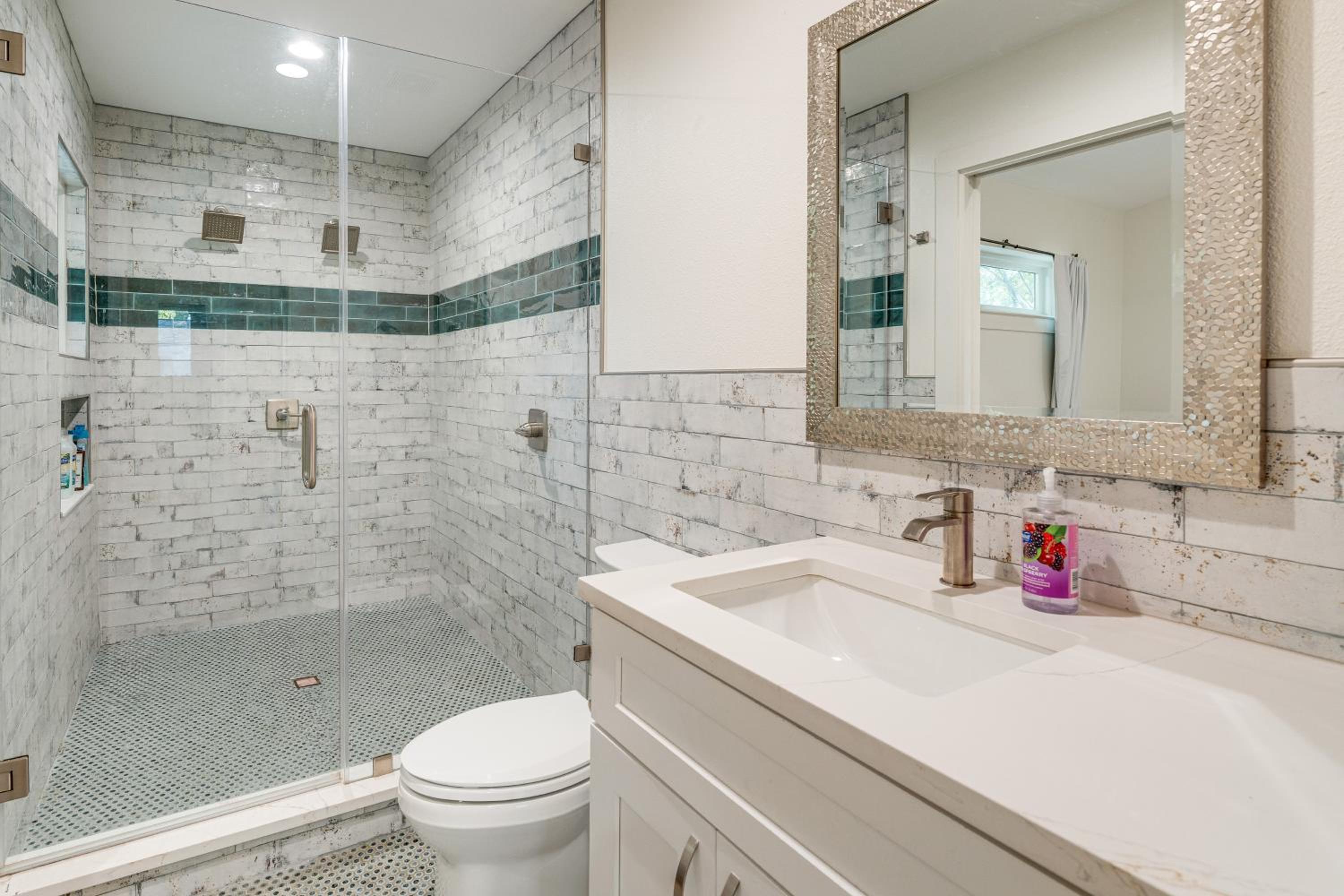 4 Mi to UT Austin Bright and Modern Family Home