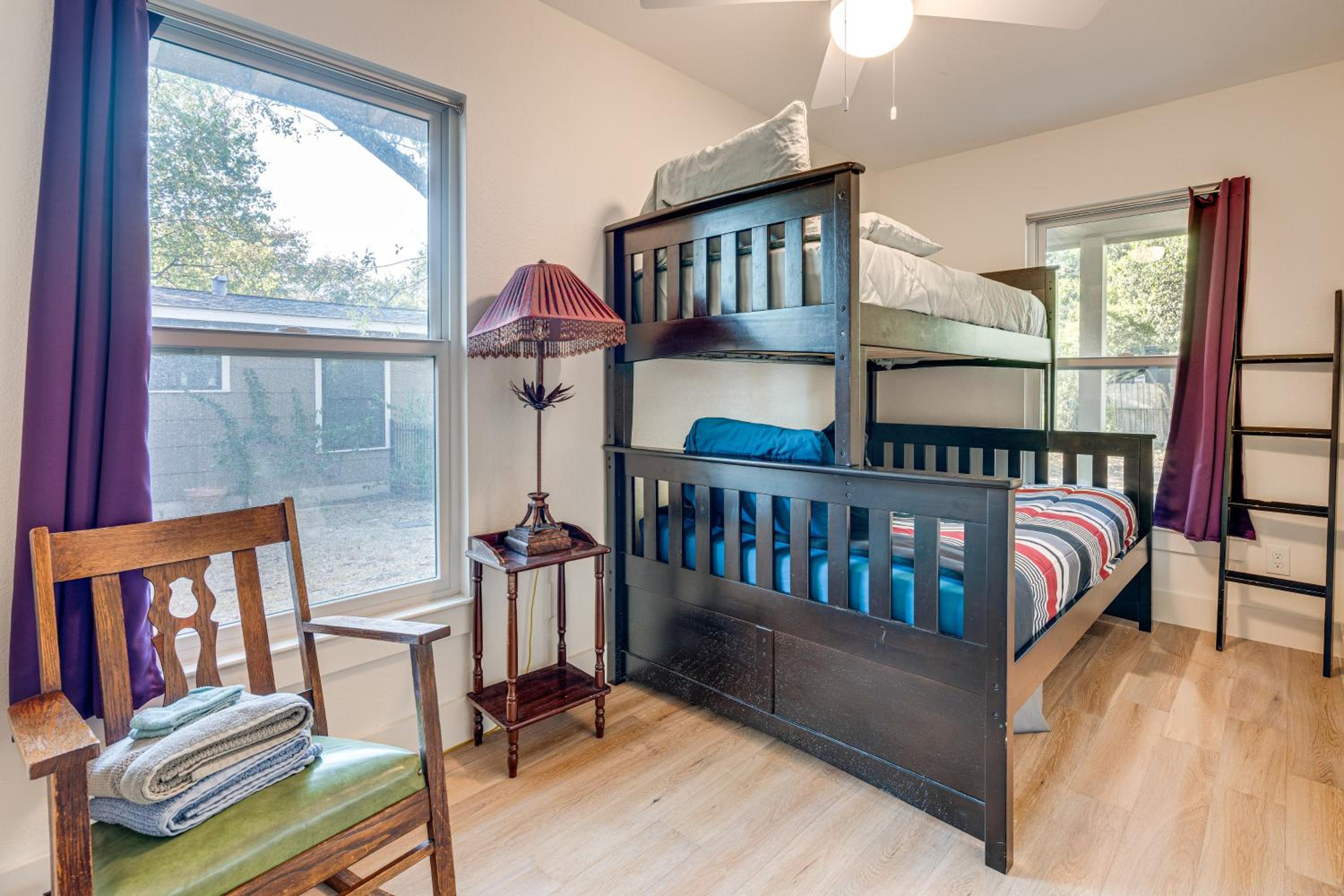 4 Mi to UT Austin Bright and Modern Family Home