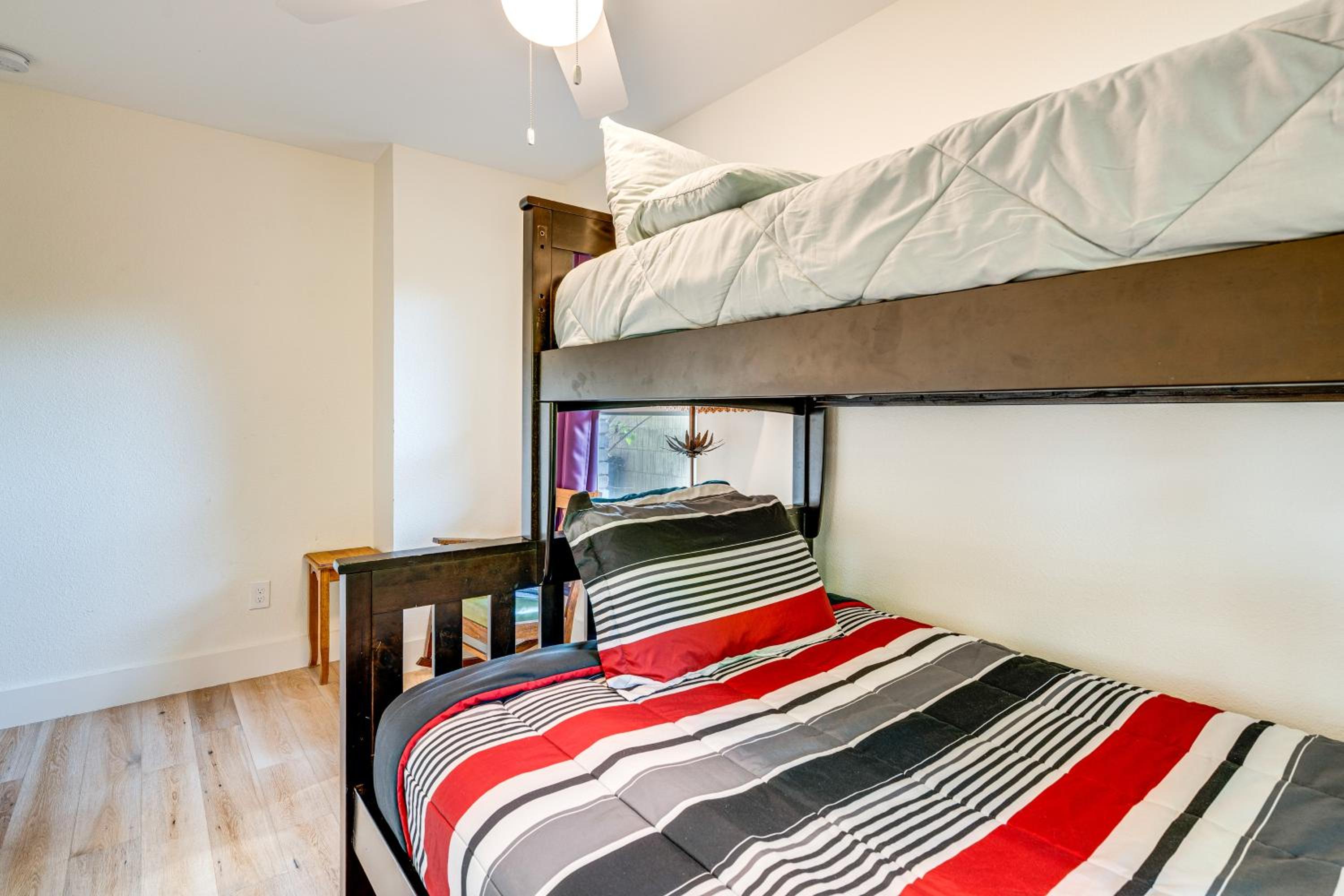 4 Mi to UT Austin Bright and Modern Family Home