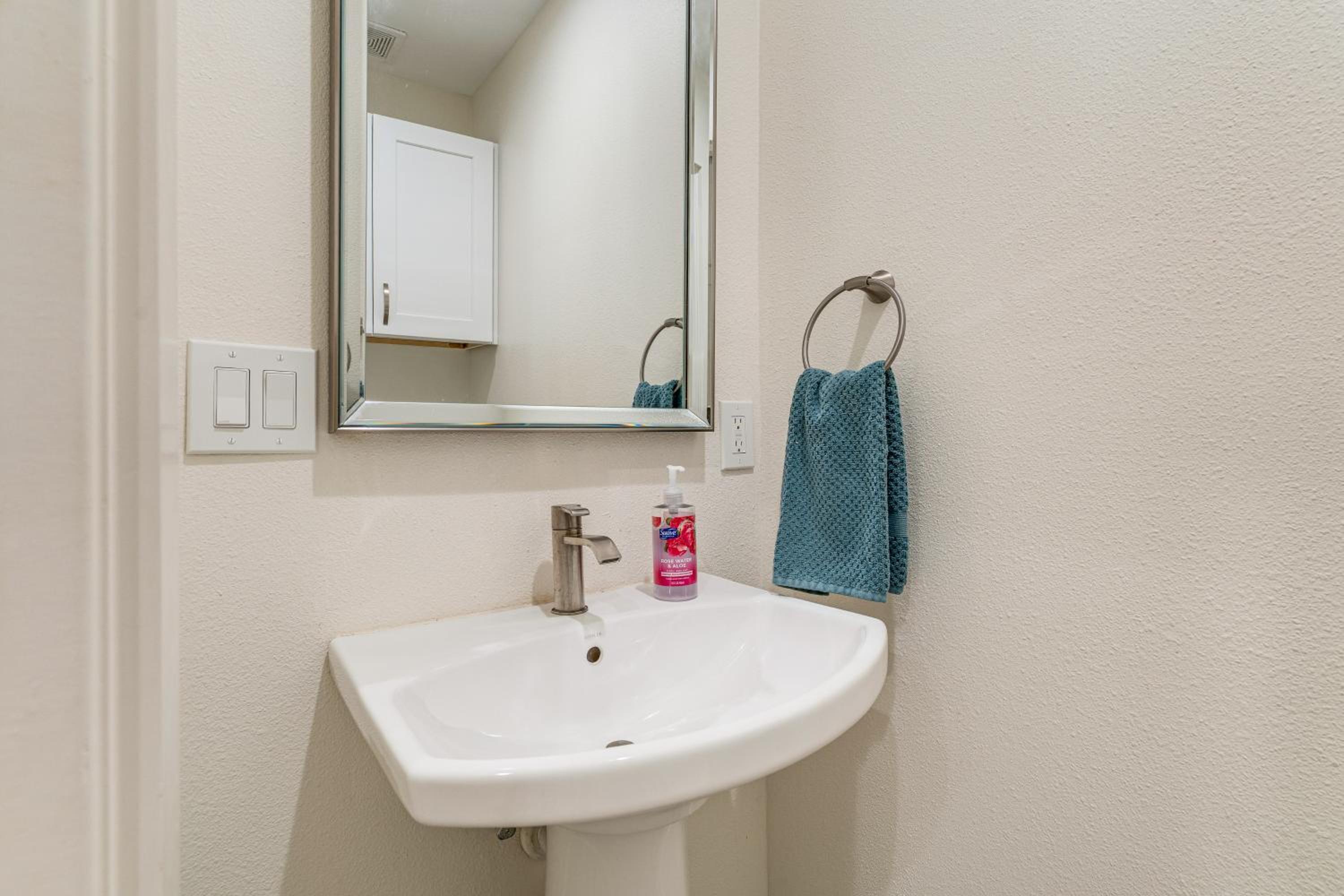 4 Mi to UT Austin Bright and Modern Family Home