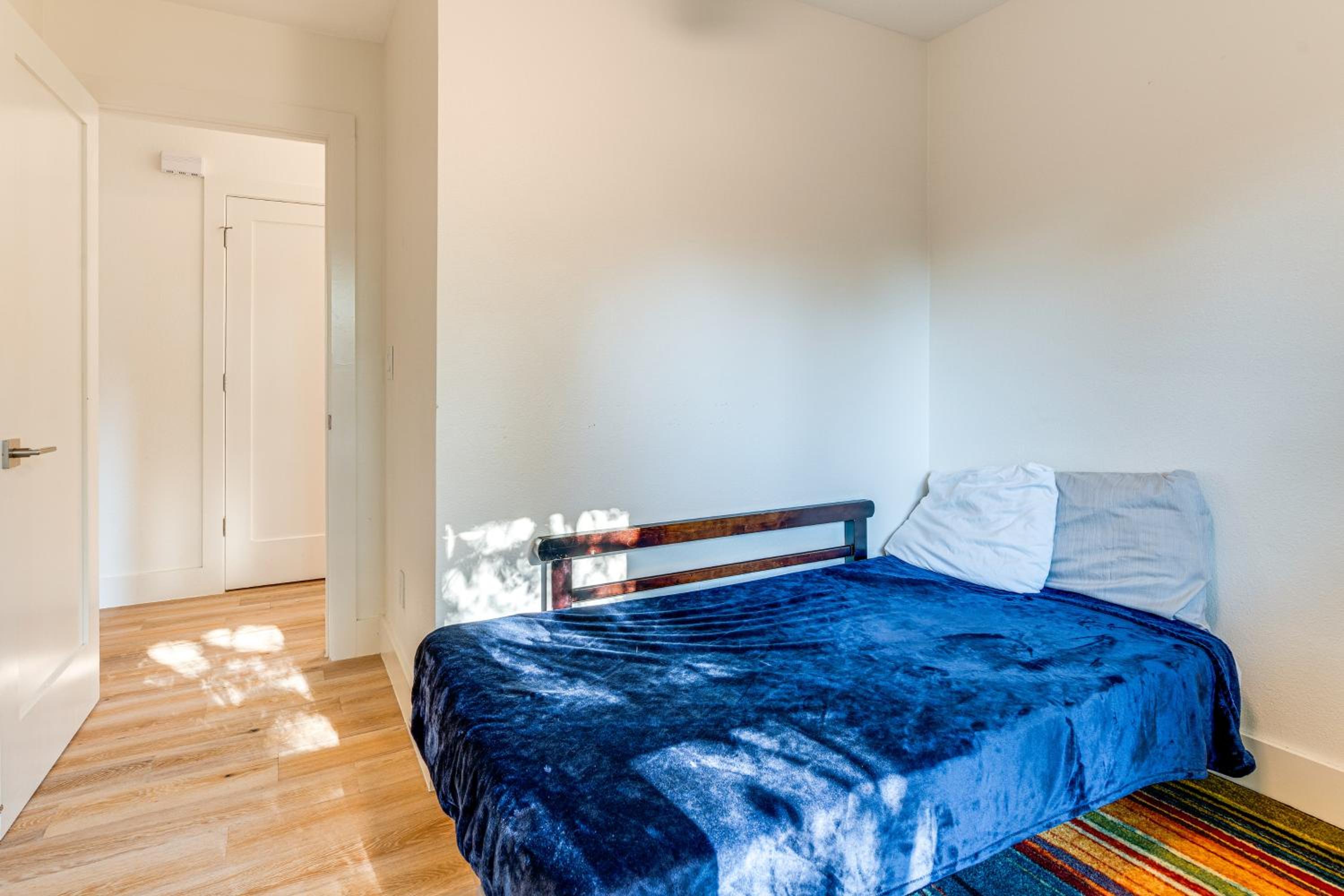 4 Mi to UT Austin Bright and Modern Family Home