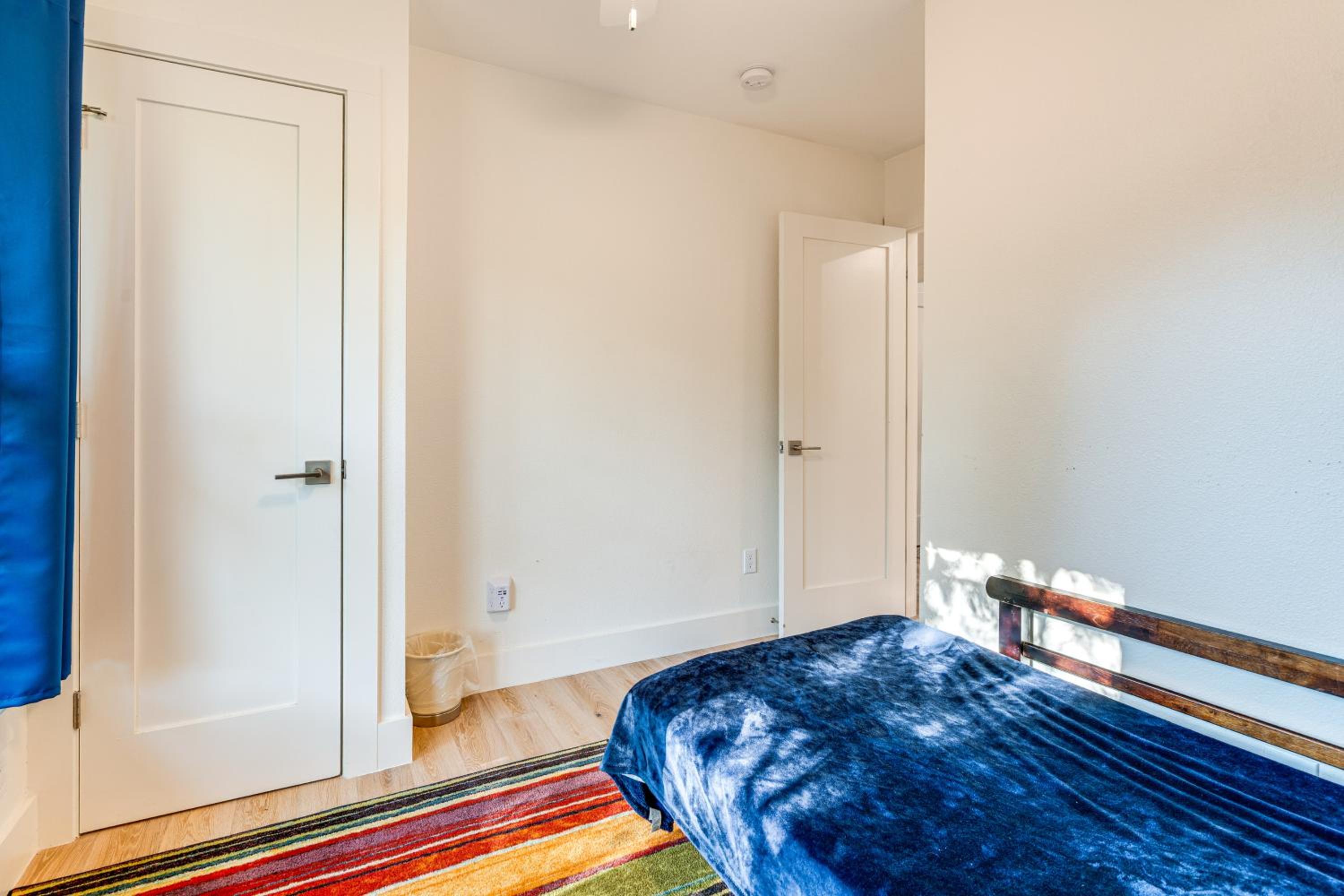4 Mi to UT Austin Bright and Modern Family Home