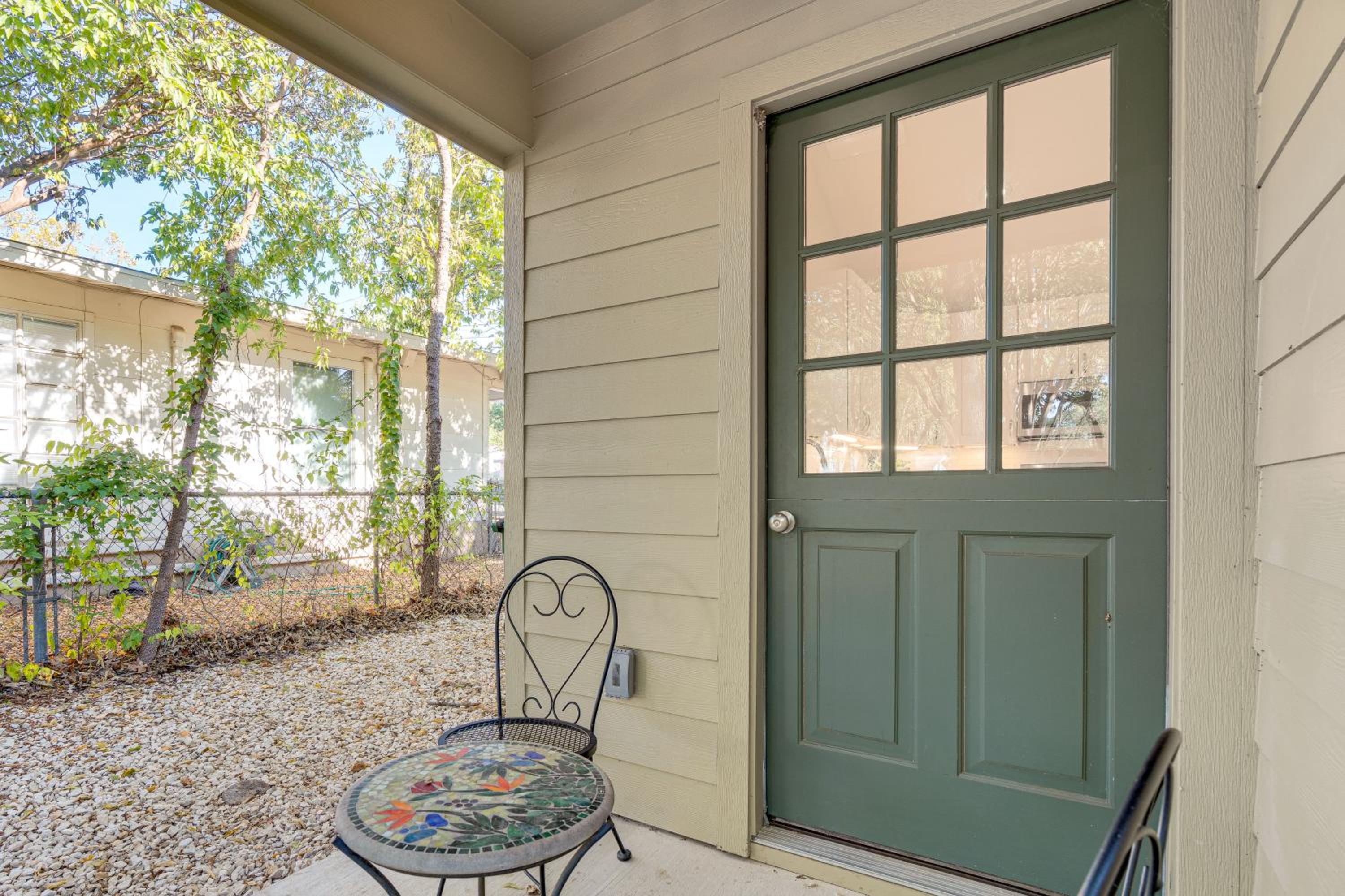 4 Mi to UT Austin Bright and Modern Family Home