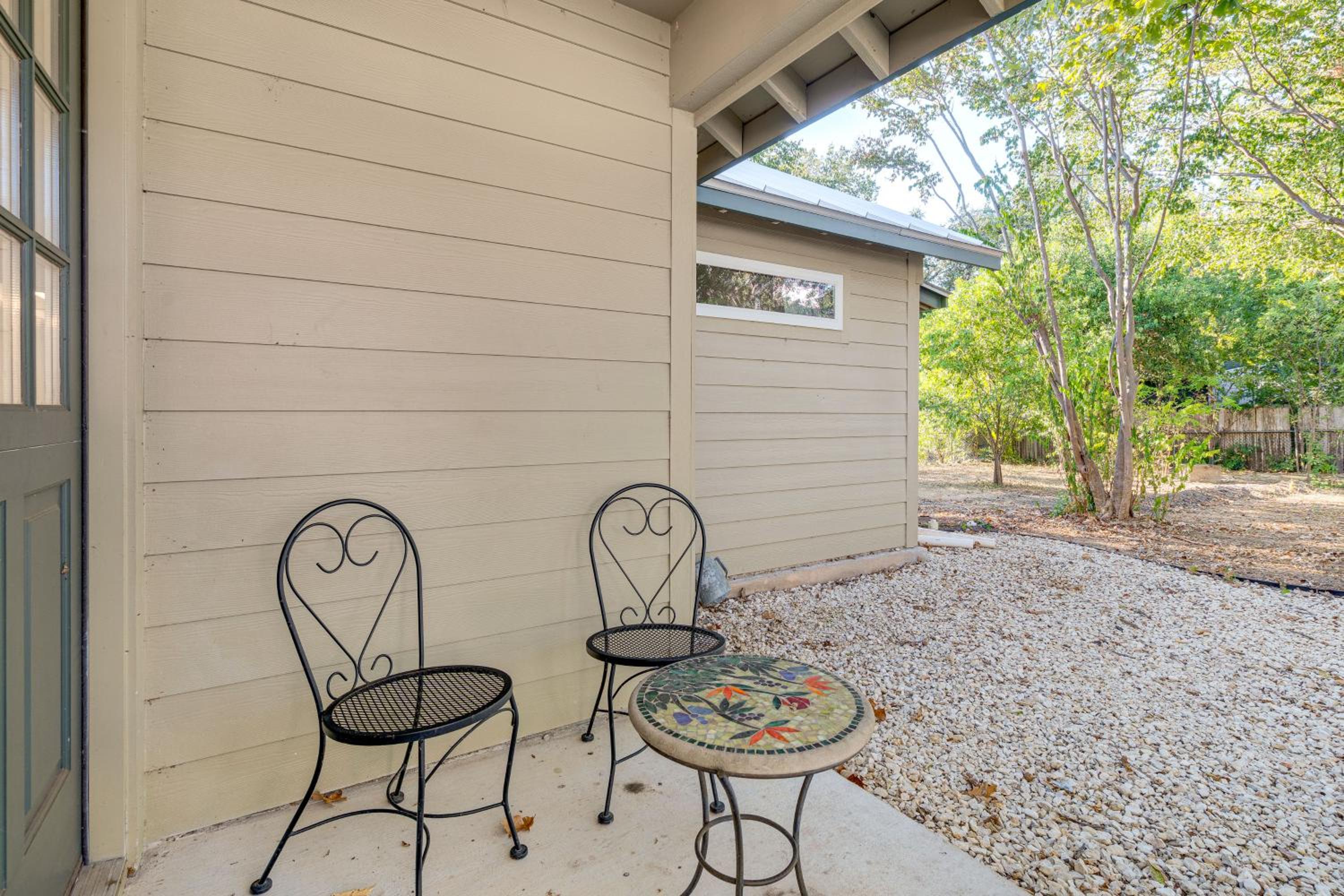 4 Mi to UT Austin Bright and Modern Family Home