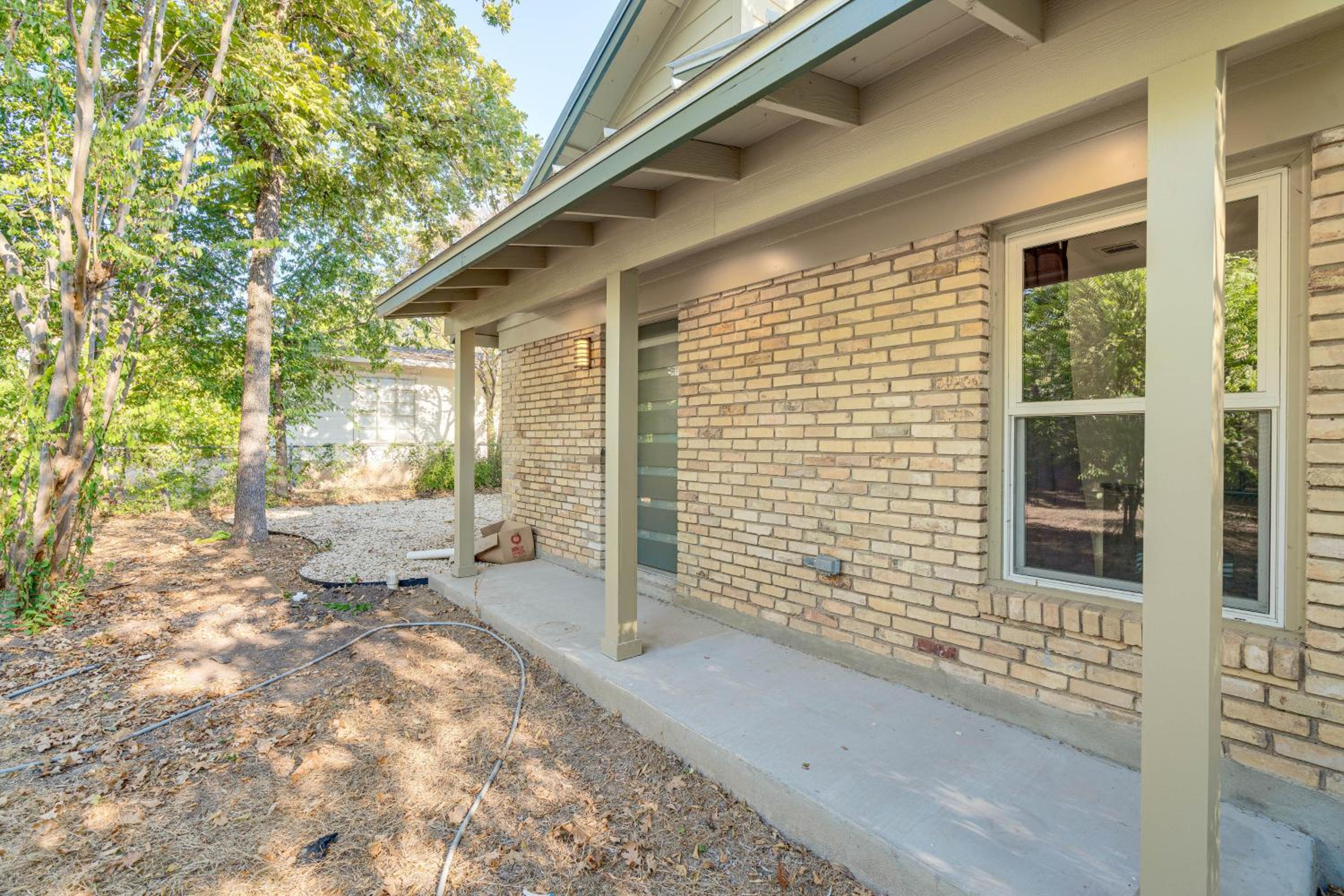 4 Mi to UT Austin Bright and Modern Family Home