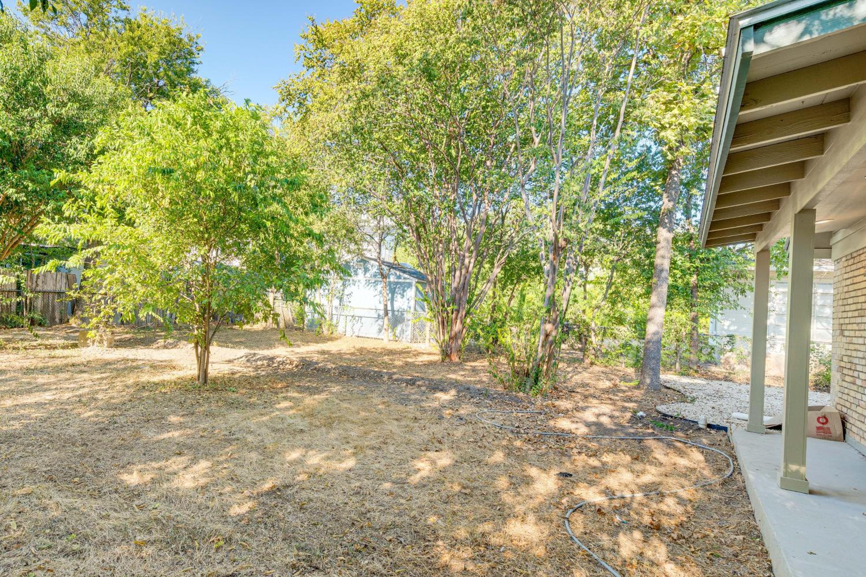 4 Mi to UT Austin Bright and Modern Family Home