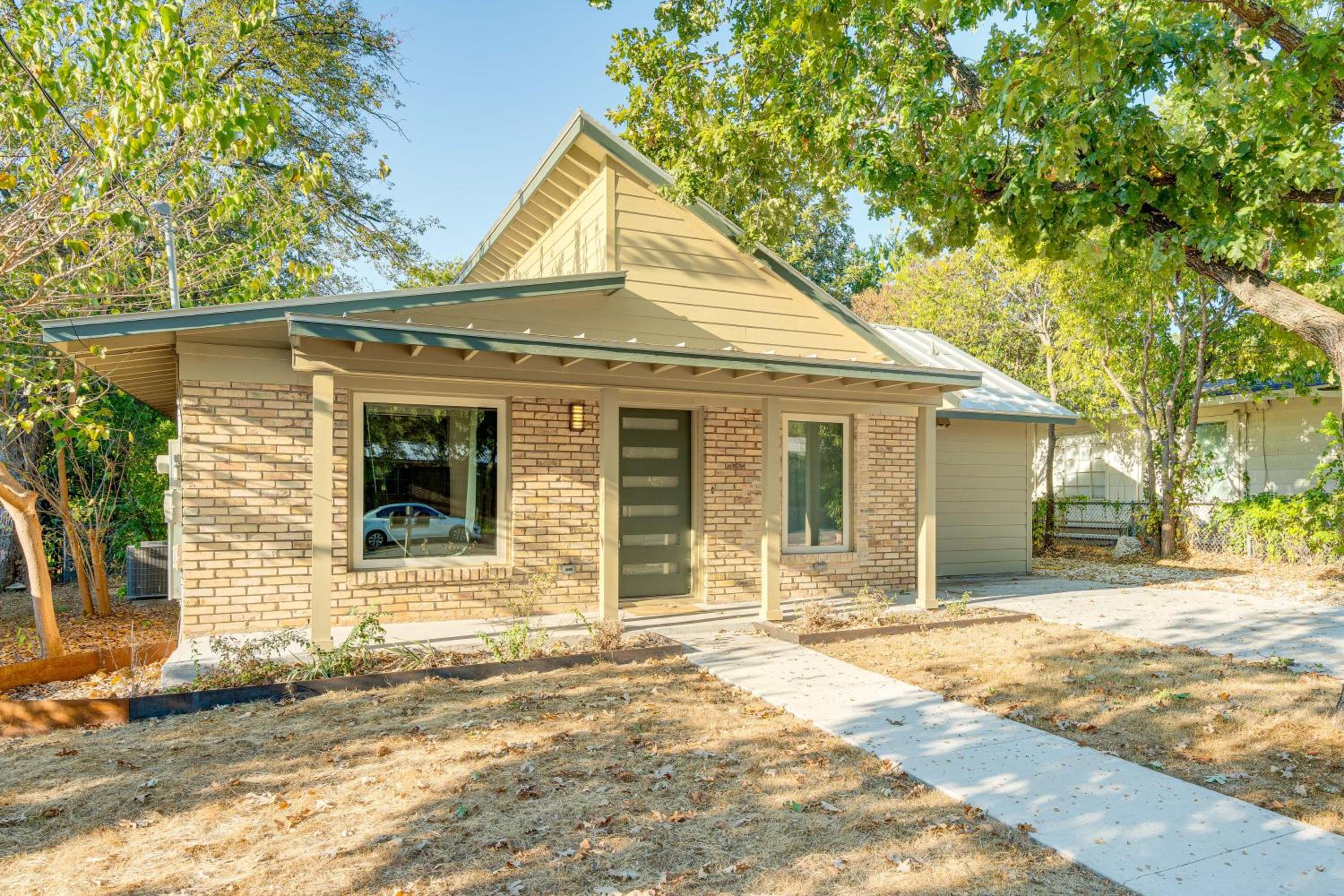 4 Mi to UT Austin Bright and Modern Family Home