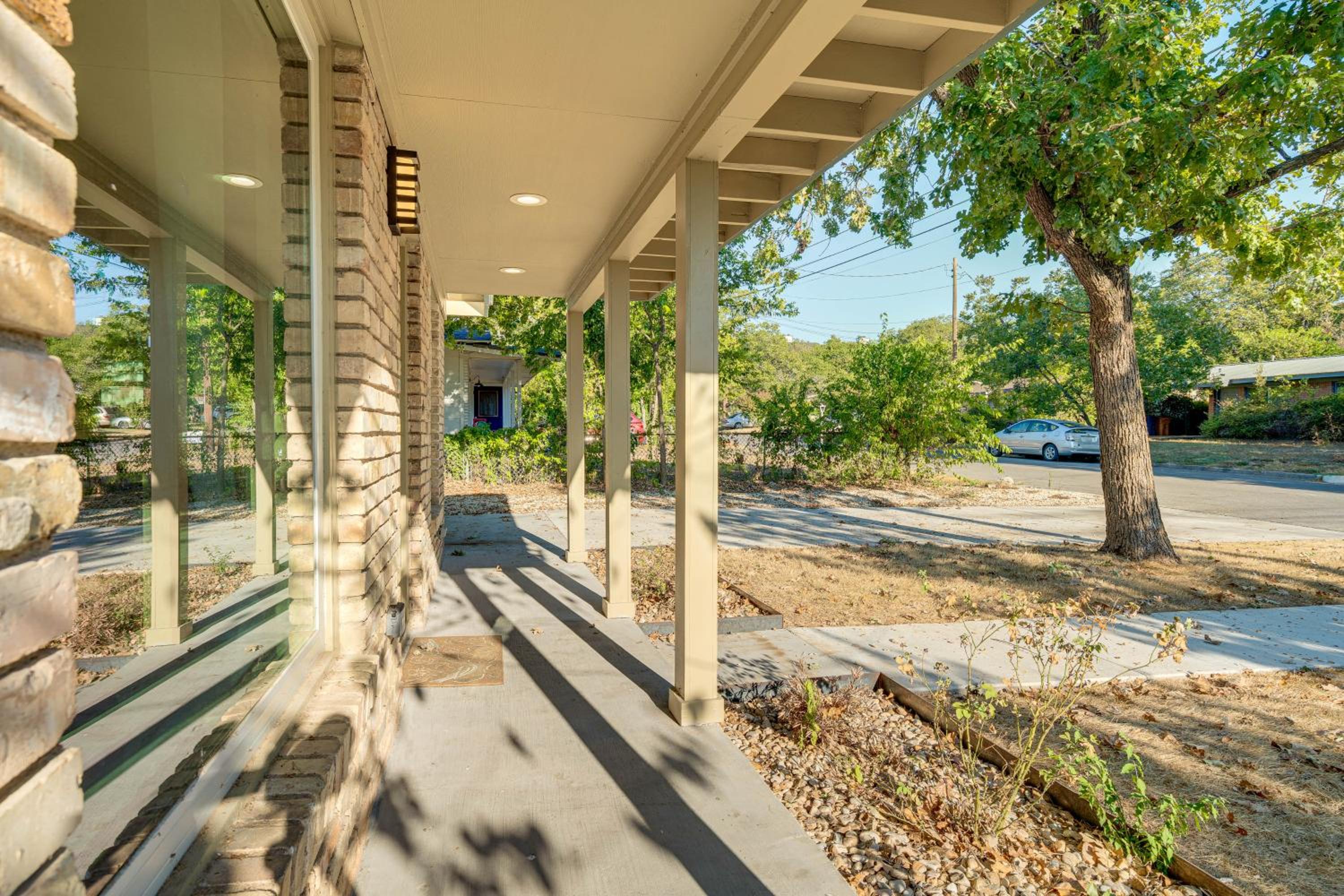 4 Mi to UT Austin Bright and Modern Family Home
