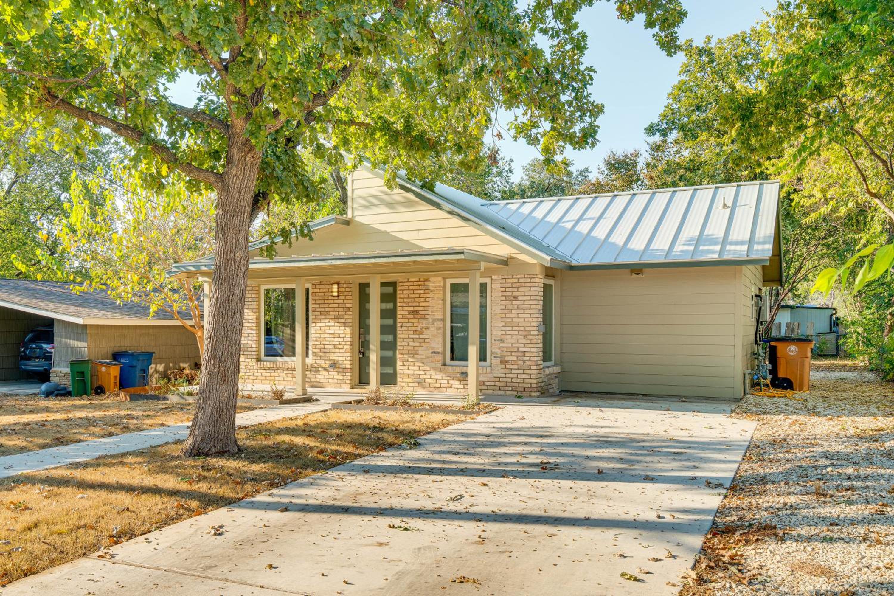 4 Mi to UT Austin Bright and Modern Family Home