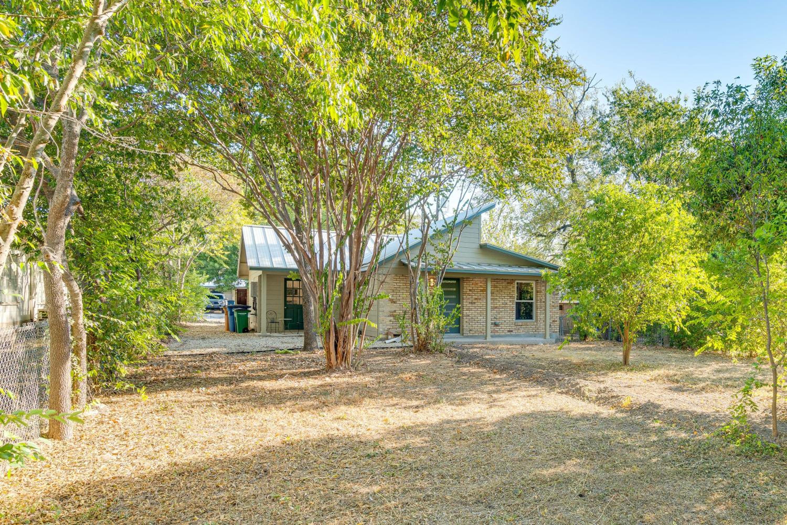 4 Mi to UT Austin Bright and Modern Family Home