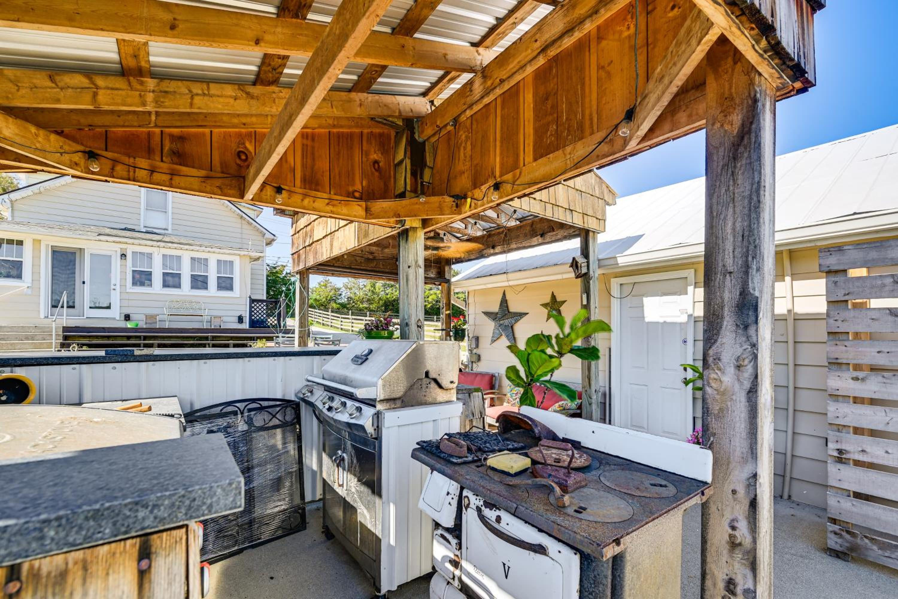 5 Mi to Dtwn Somerset! Country Retreat with Gazebo