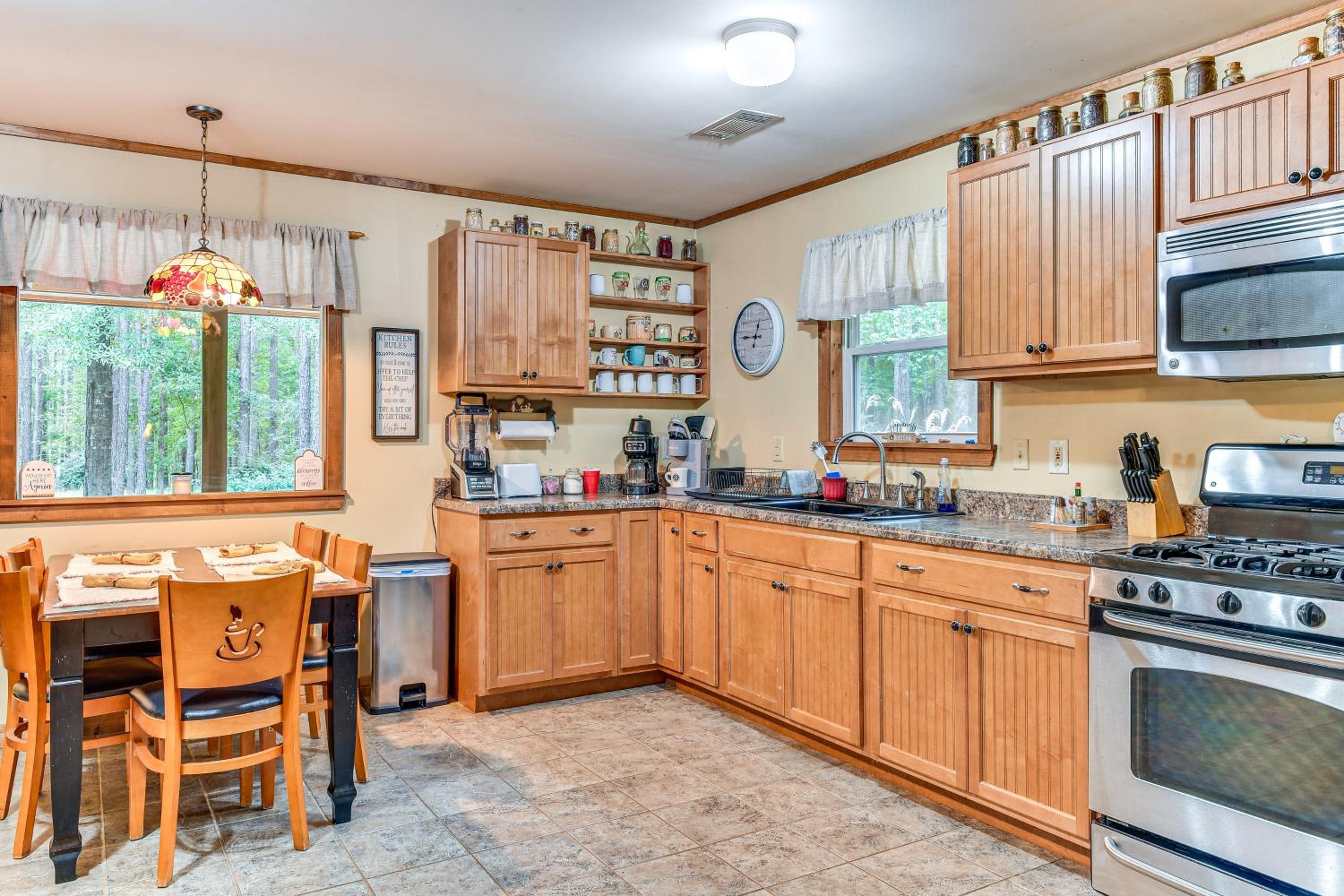 Forested Family Hideaway Near Lake Sinclair!