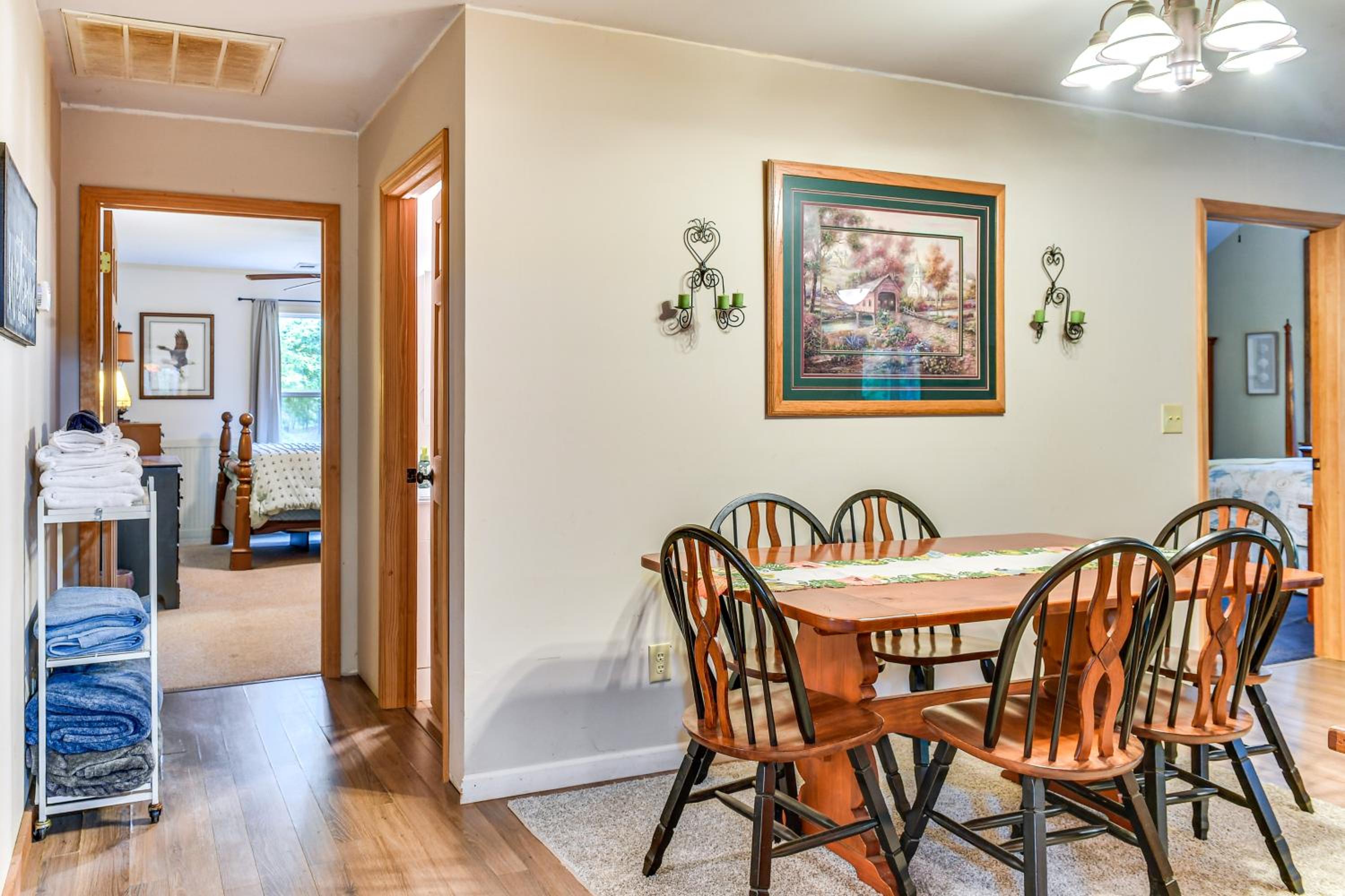 Forested Family Hideaway Near Lake Sinclair!