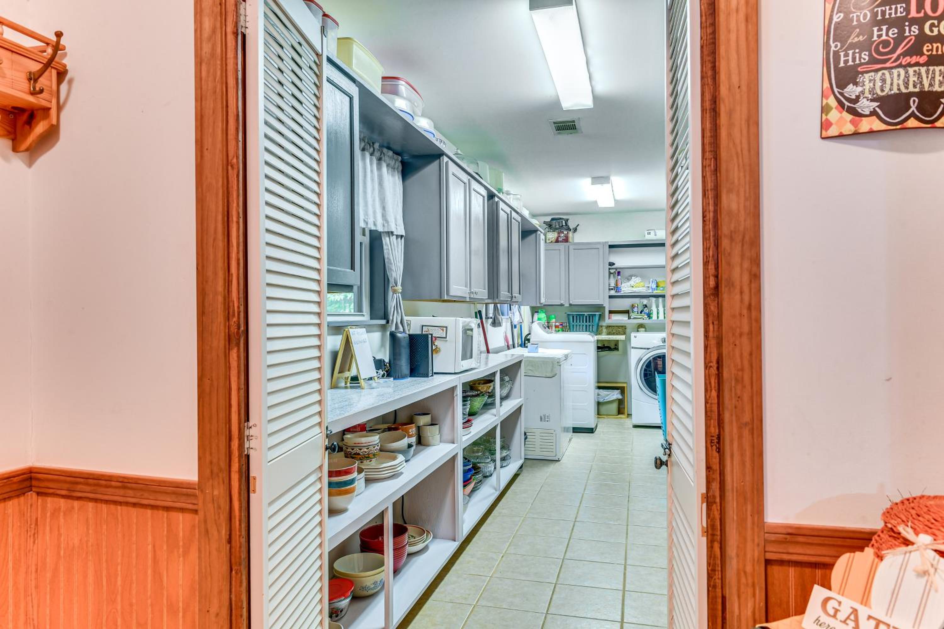 Forested Family Hideaway Near Lake Sinclair!