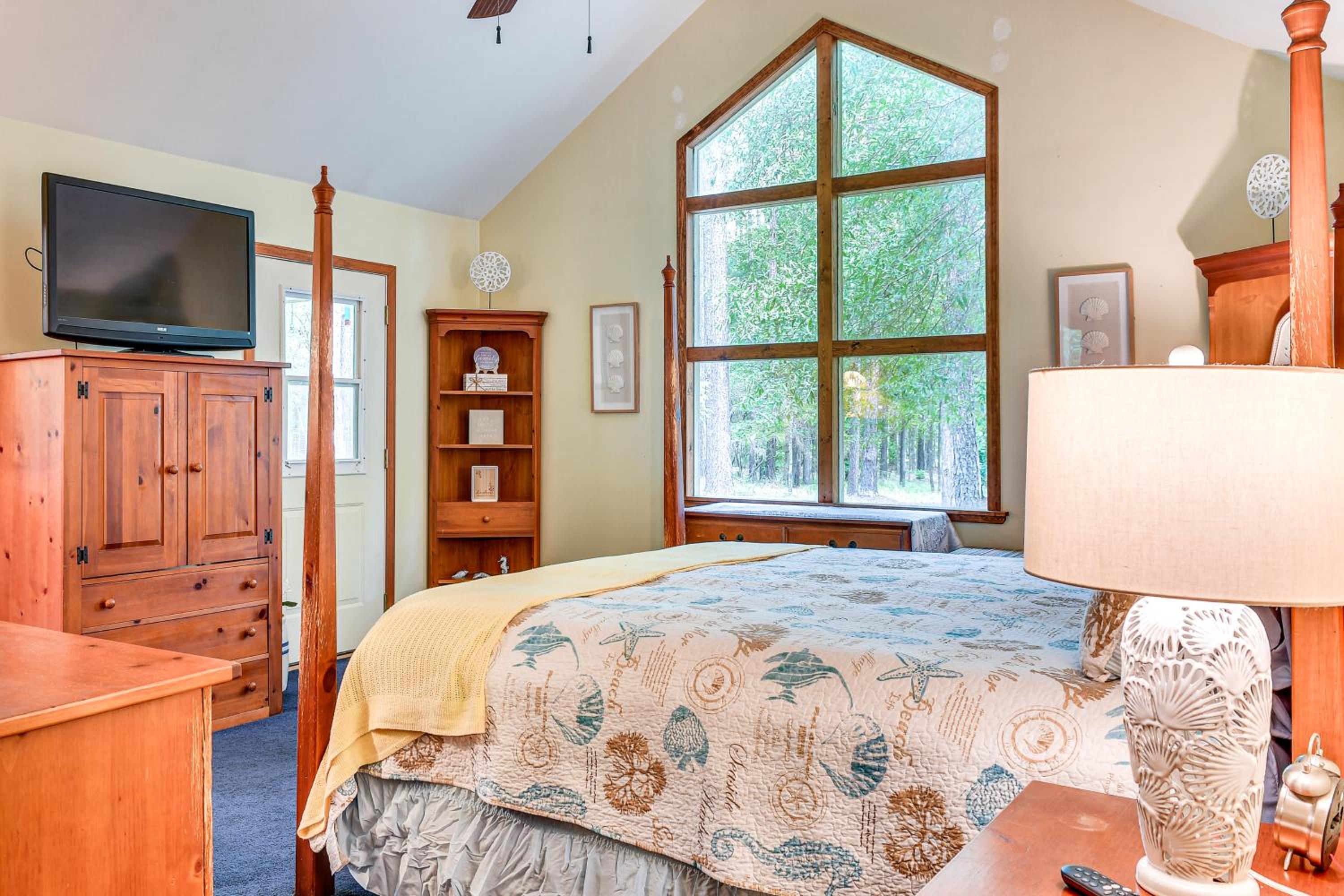 Forested Family Hideaway Near Lake Sinclair!