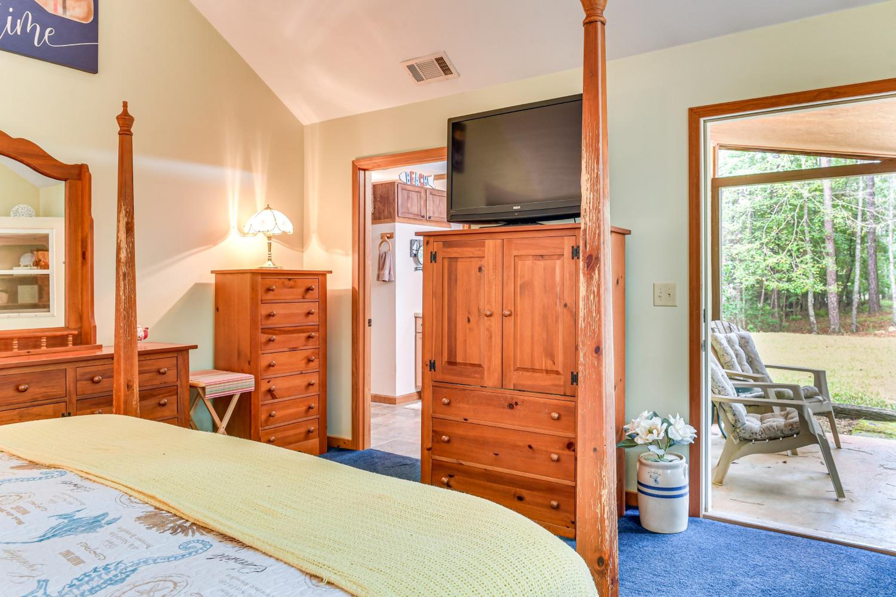 Forested Family Hideaway Near Lake Sinclair!