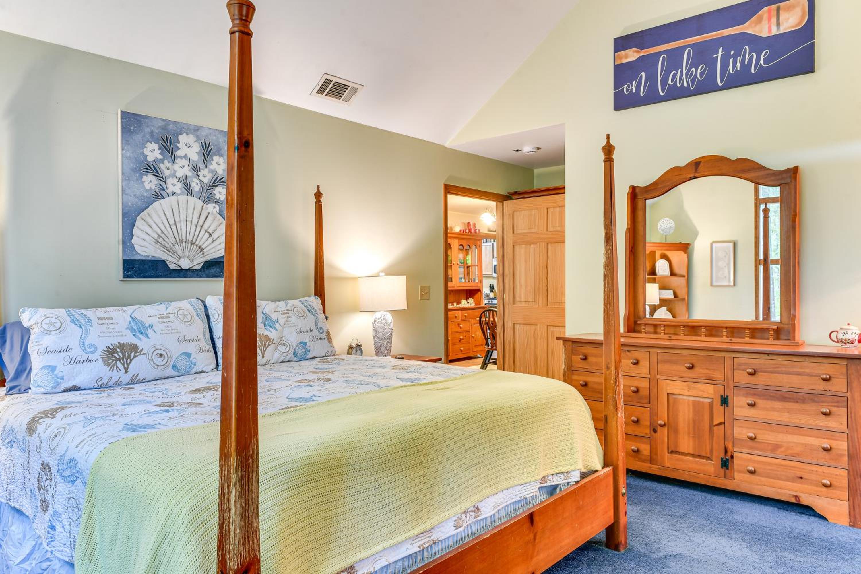 Forested Family Hideaway Near Lake Sinclair!