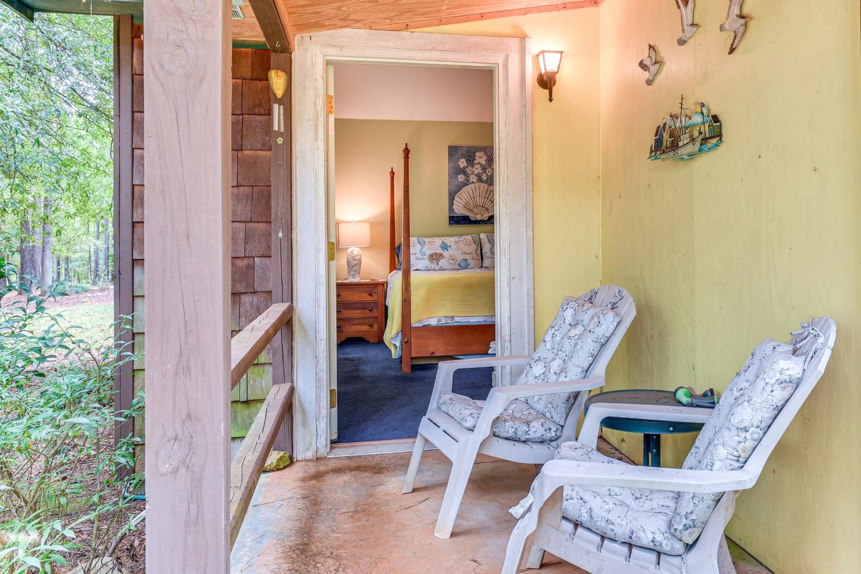 Forested Family Hideaway Near Lake Sinclair!