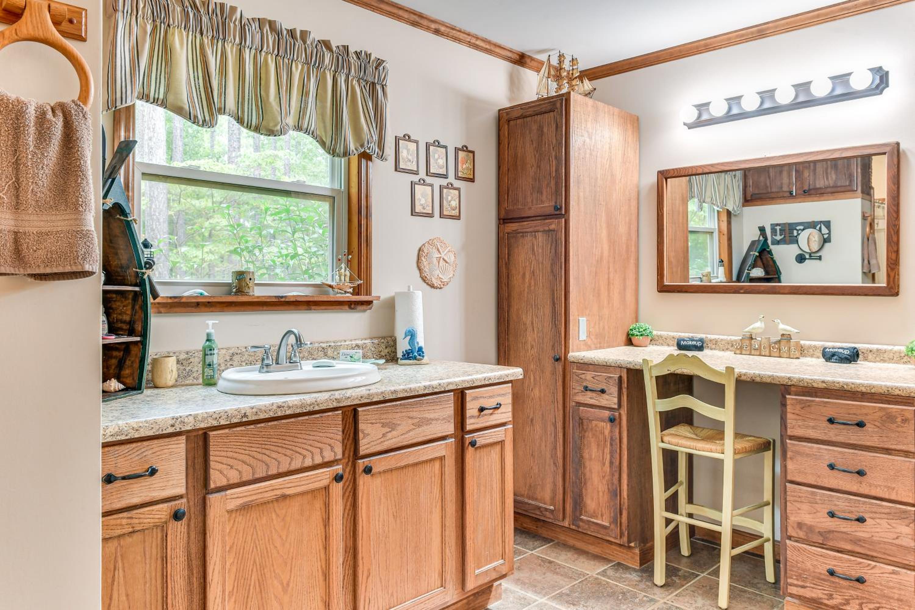 Forested Family Hideaway Near Lake Sinclair!