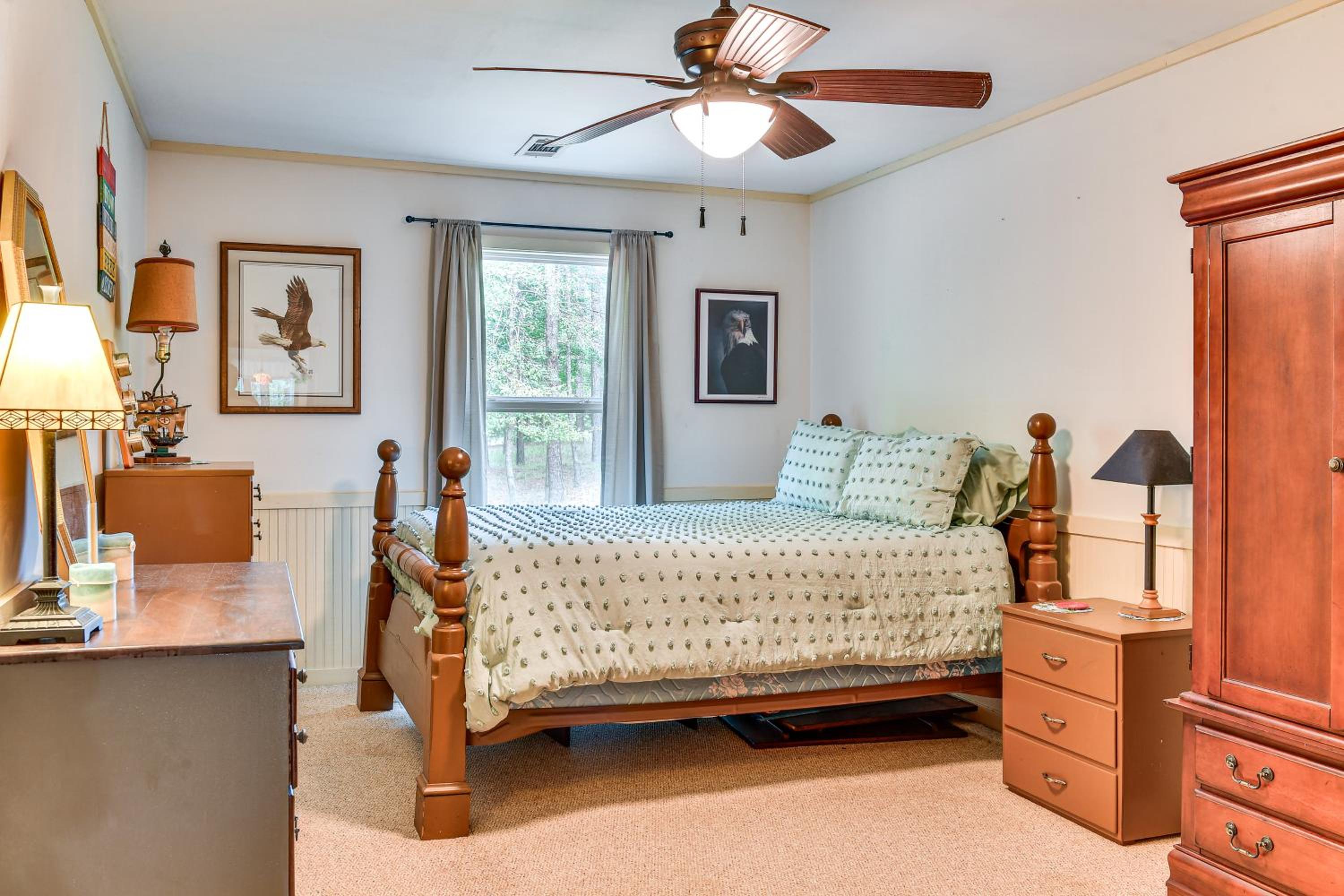 Forested Family Hideaway Near Lake Sinclair!