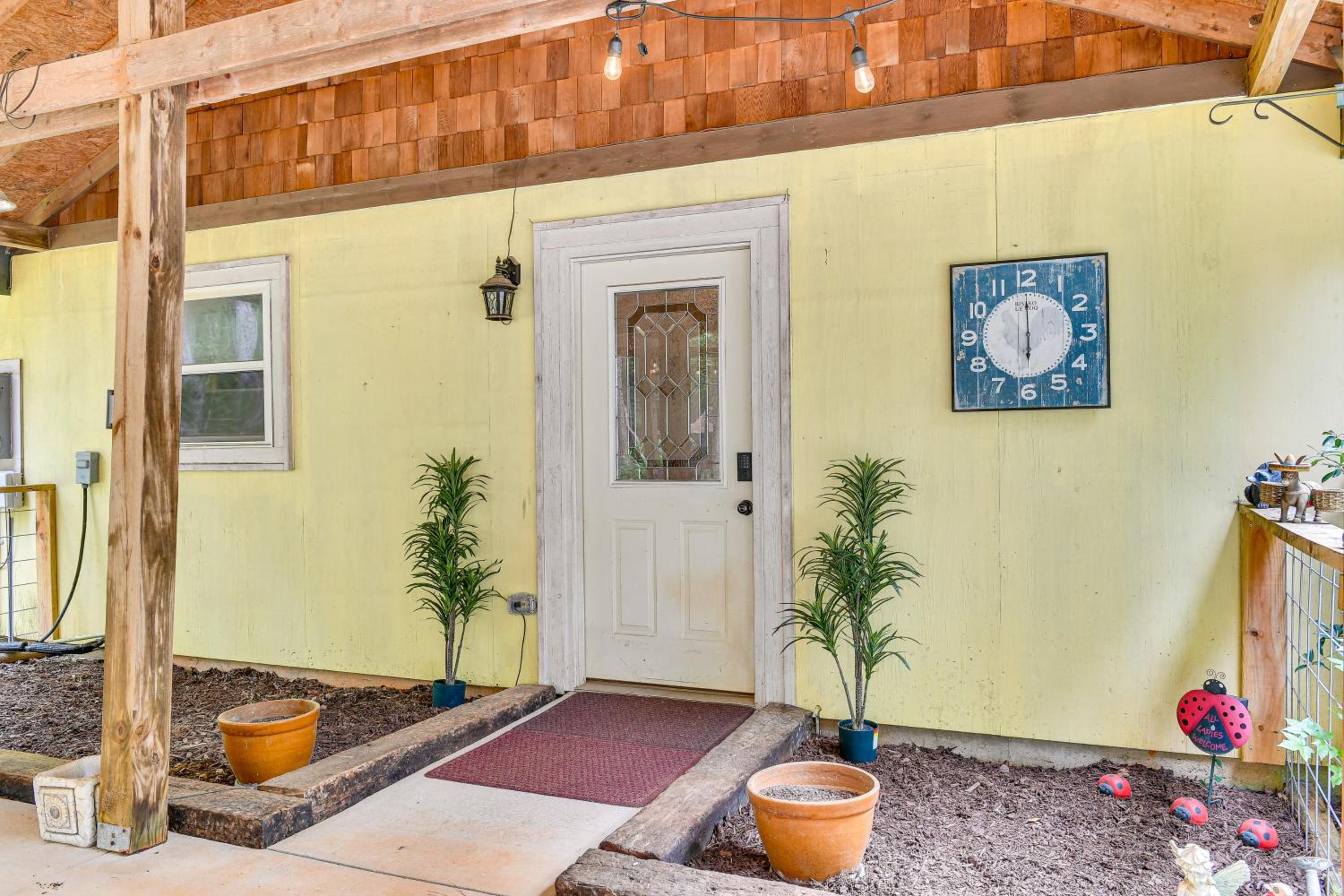 Forested Family Hideaway Near Lake Sinclair!