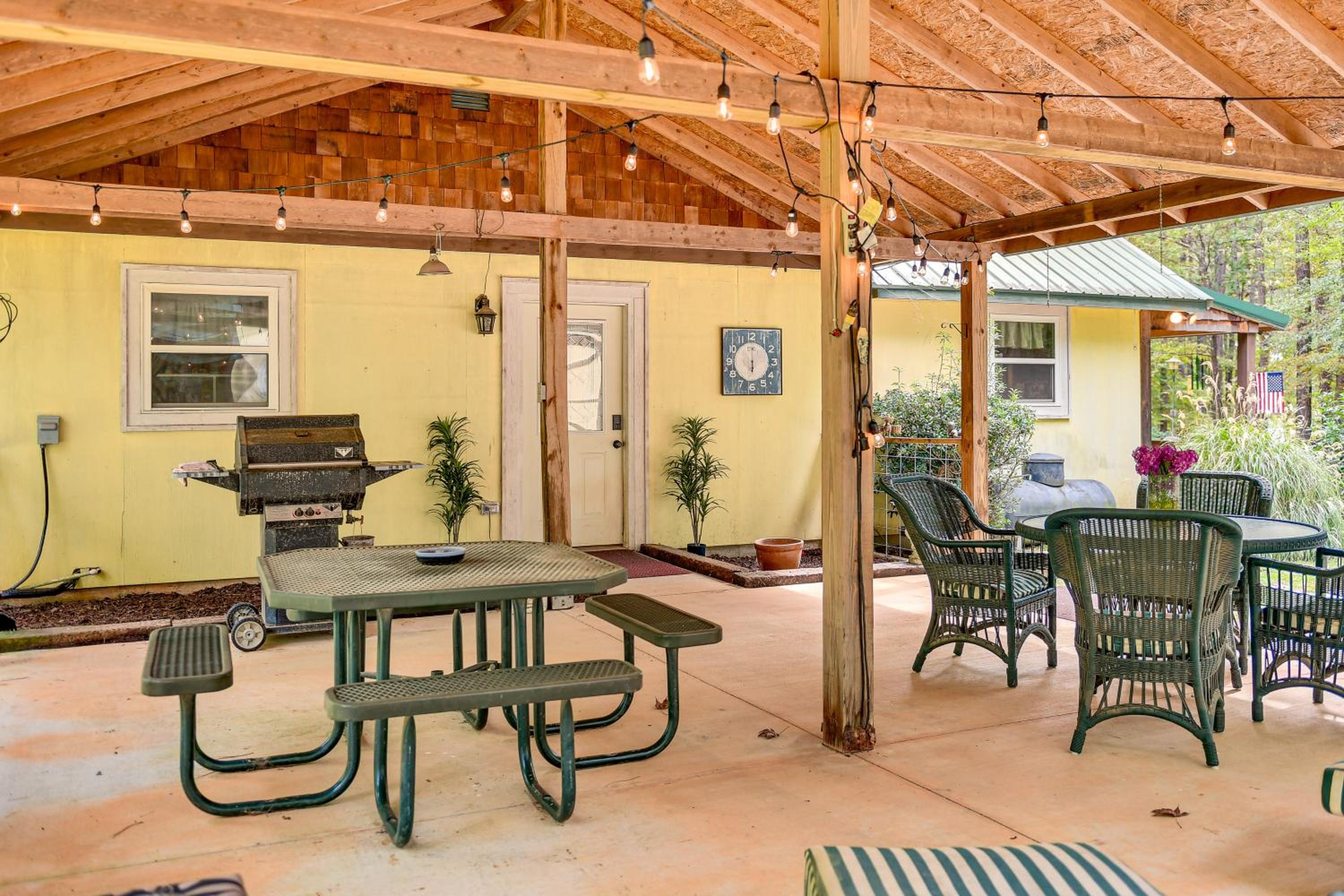 Forested Family Hideaway Near Lake Sinclair!