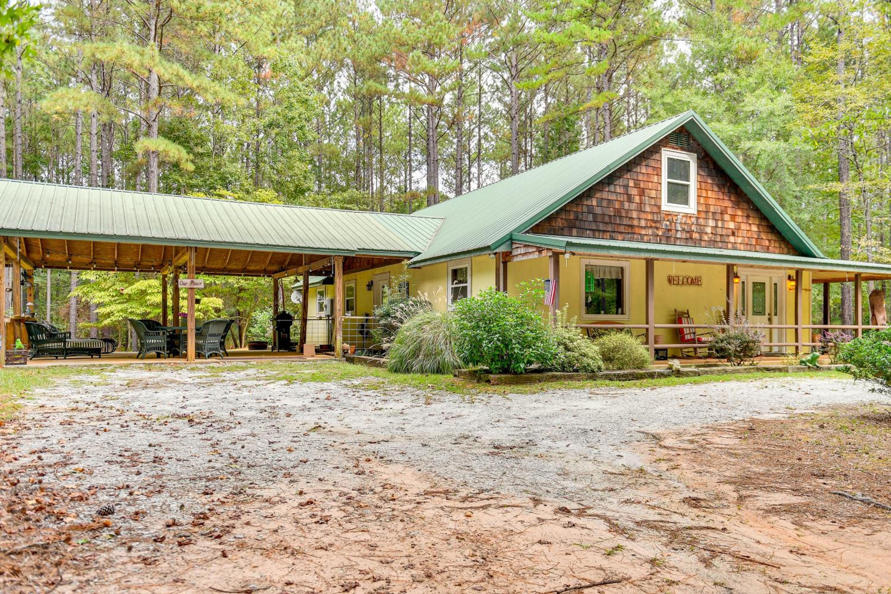 Forested Family Hideaway Near Lake Sinclair!