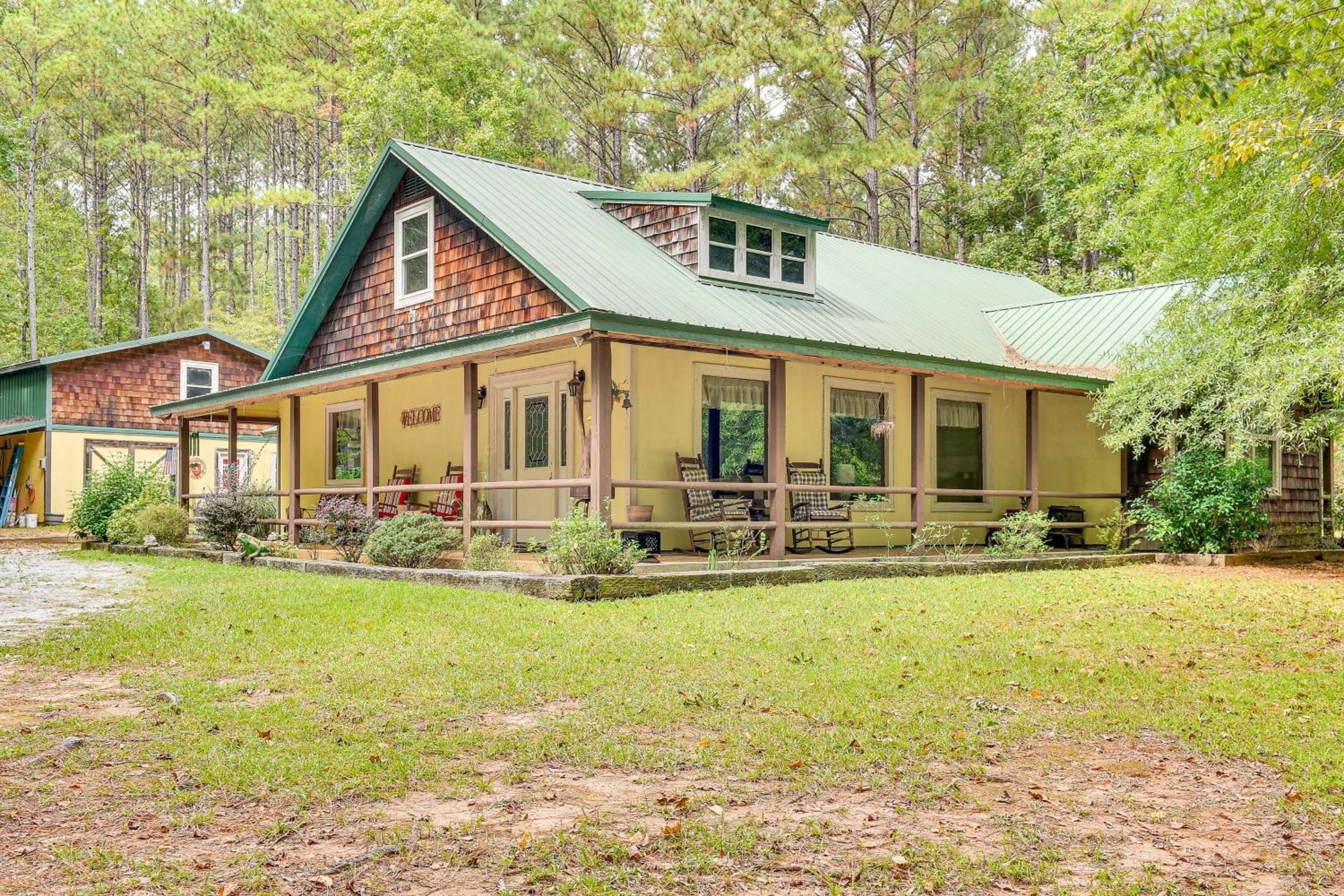 Forested Family Hideaway Near Lake Sinclair!