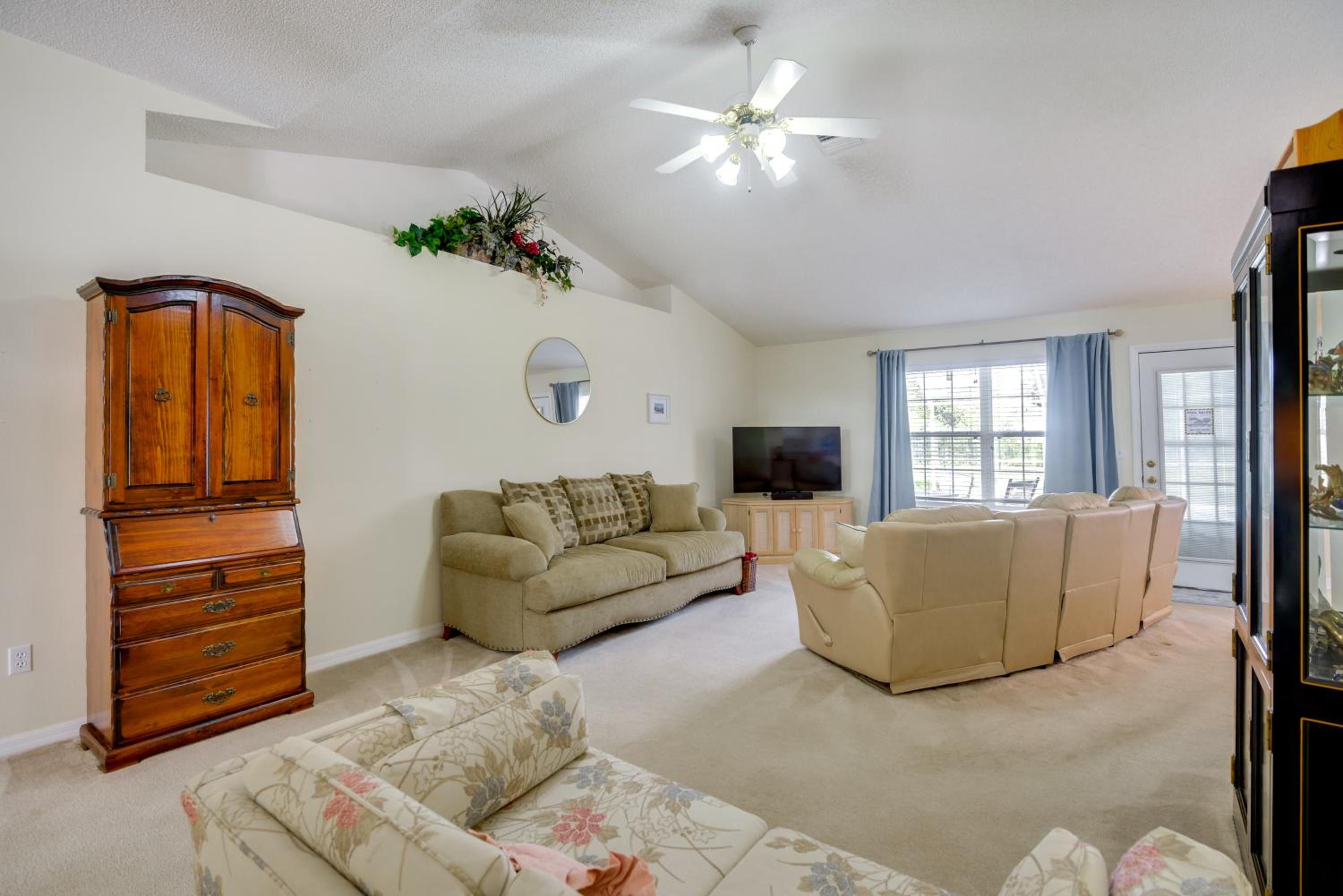 Golf, Shop and Explore Home 11 Mi to Flagler Beach!