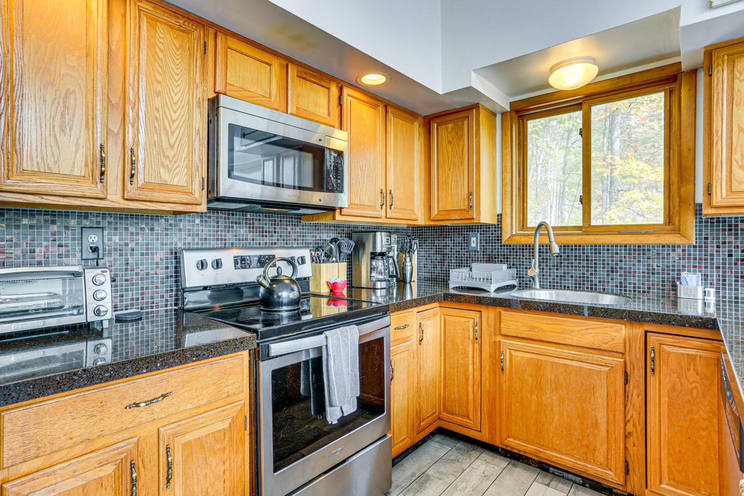Luxury Home with Game Room, 4 Mi to Bushkill Falls!