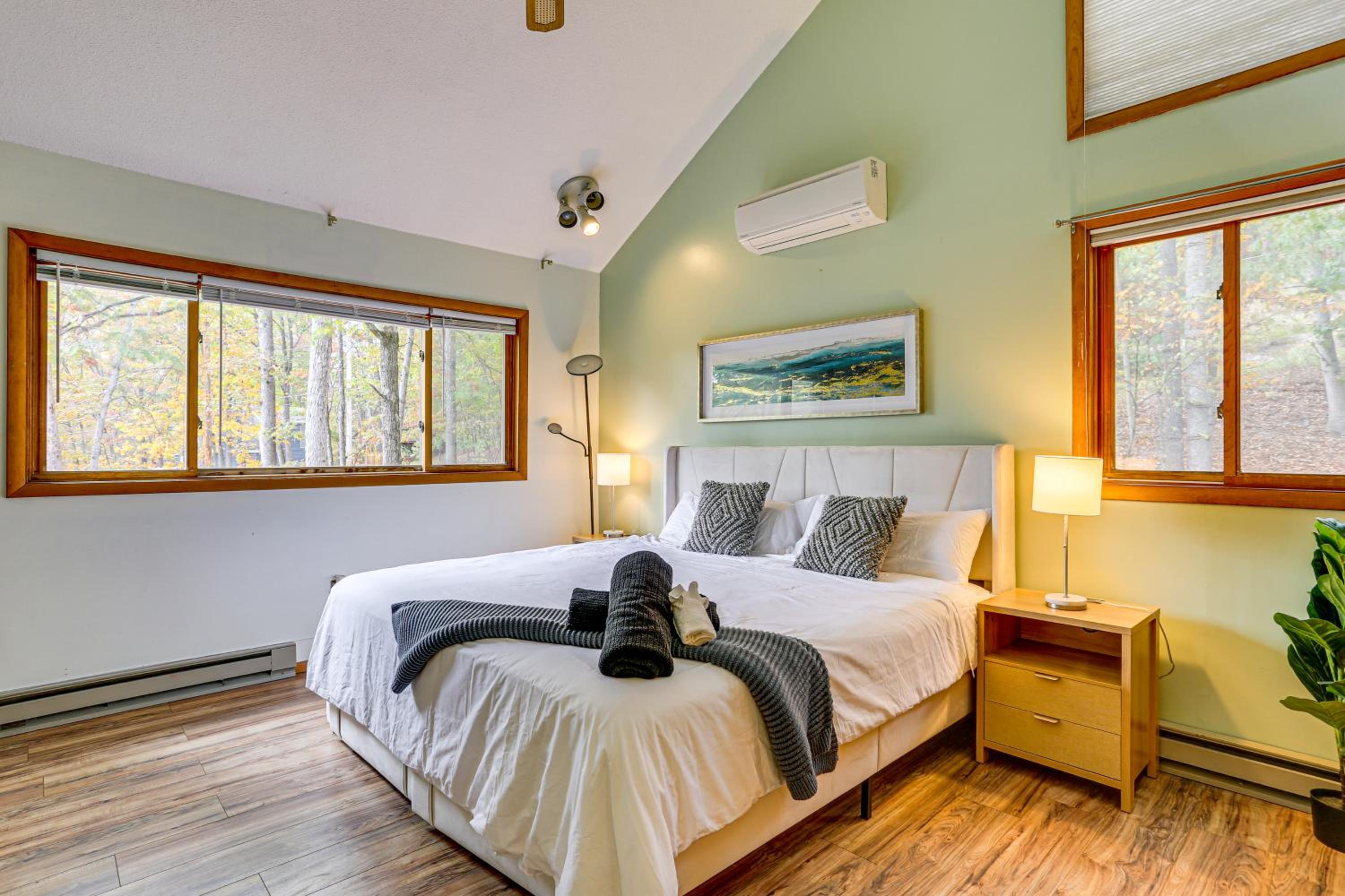 Luxury Home with Game Room, 4 Mi to Bushkill Falls!