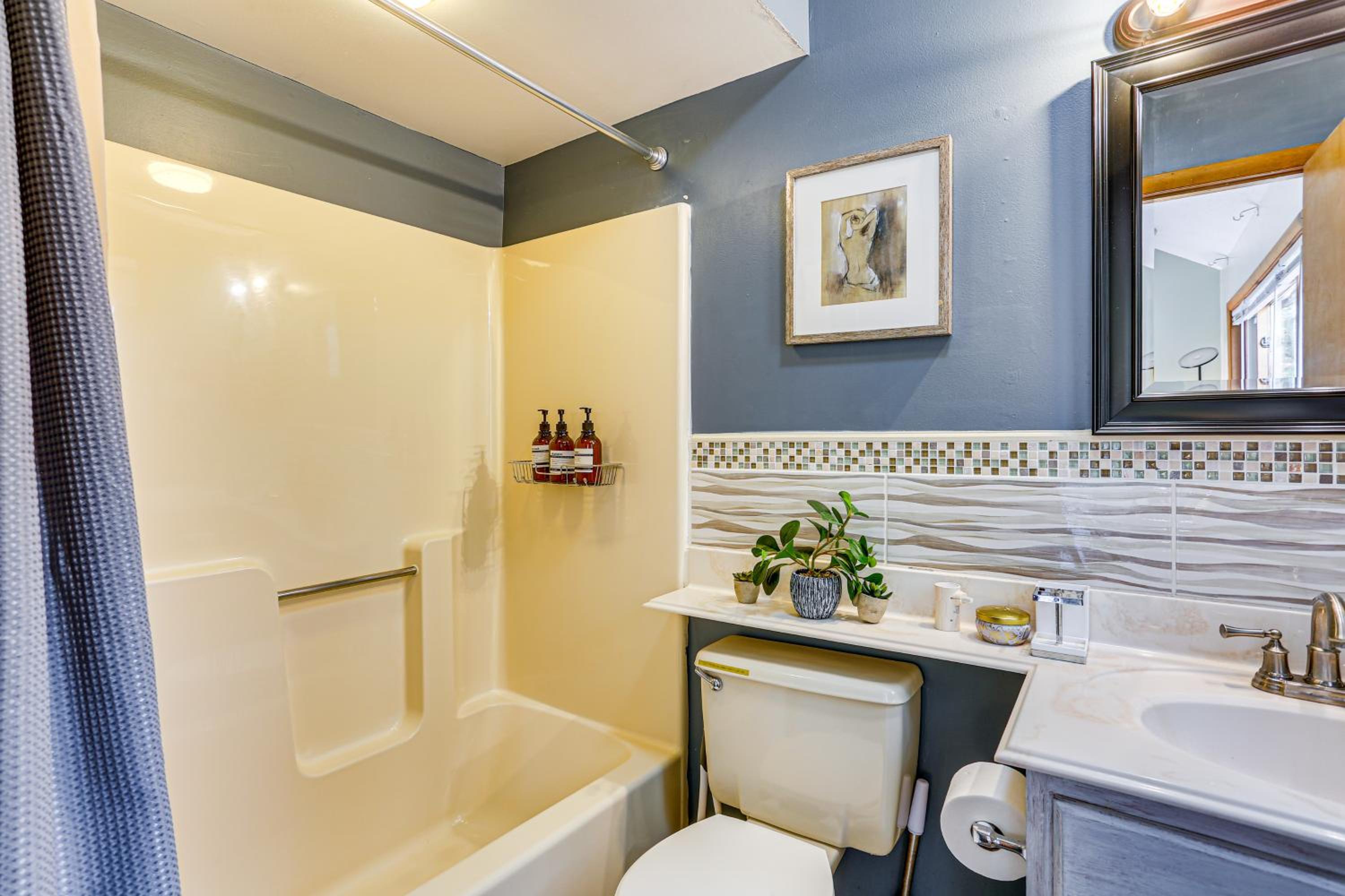 Luxury Home with Game Room, 4 Mi to Bushkill Falls!