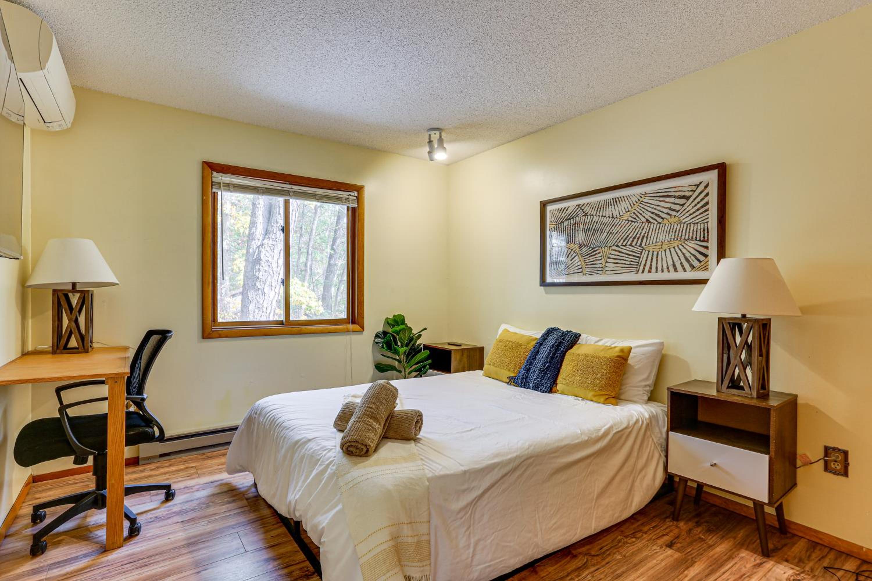 Luxury Home with Game Room, 4 Mi to Bushkill Falls!