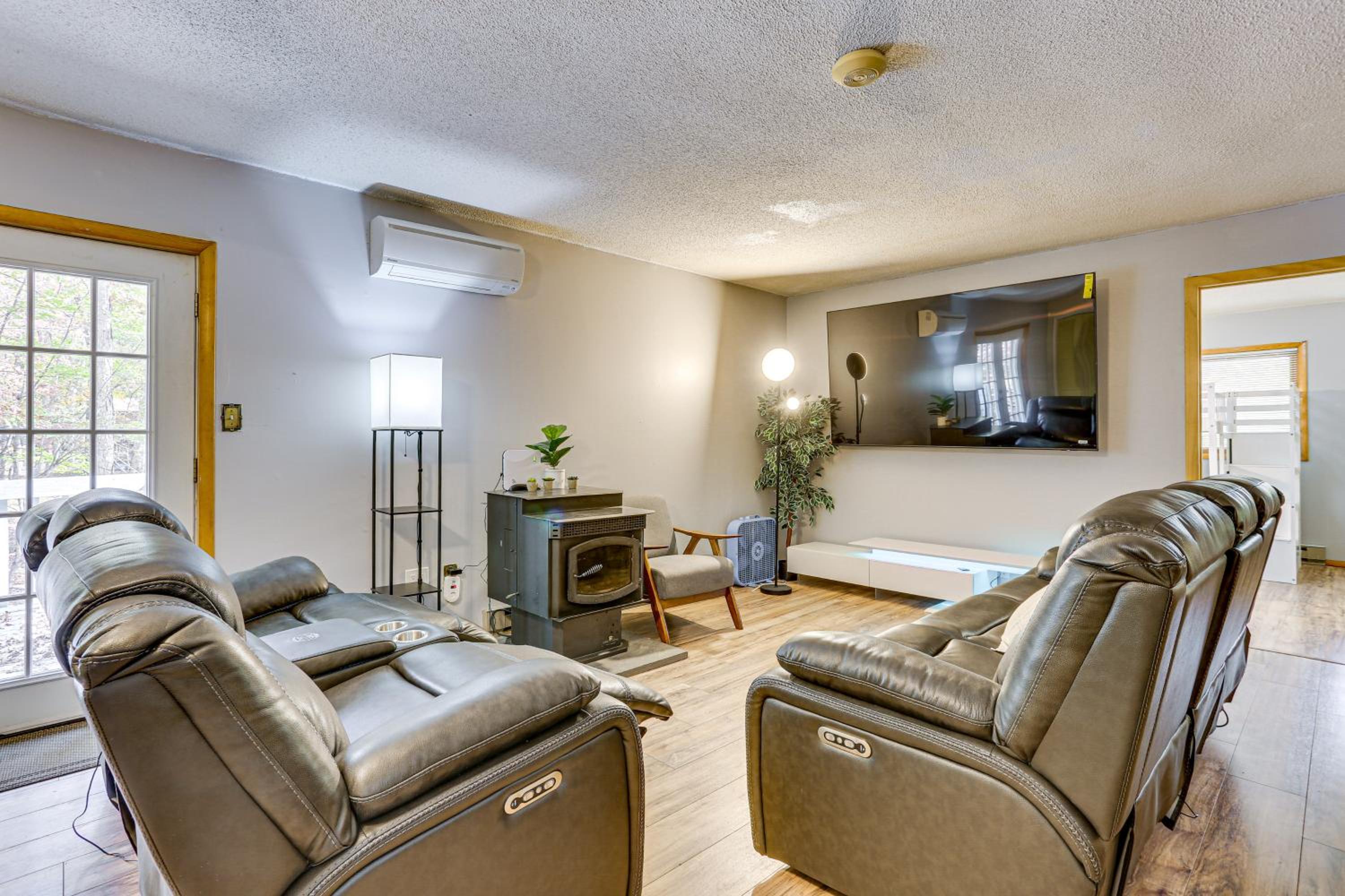 Luxury Home with Game Room, 4 Mi to Bushkill Falls!